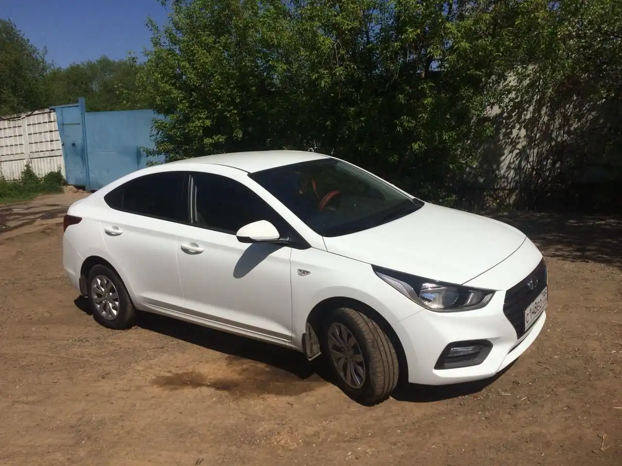 Фото автомобиля HYUNDAI SOLARIS, 2018 — госномер Р261МУ40. Цвет: БЕЛЫЙ-ЖЕЛТЫЙ-СЕРЫЙ
