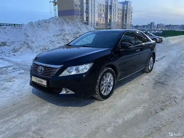 Фото автомобиля TOYOTA CAMRY, 2013 — госномер М254ЕХ21. Цвет: ЧЕРНЫЙ