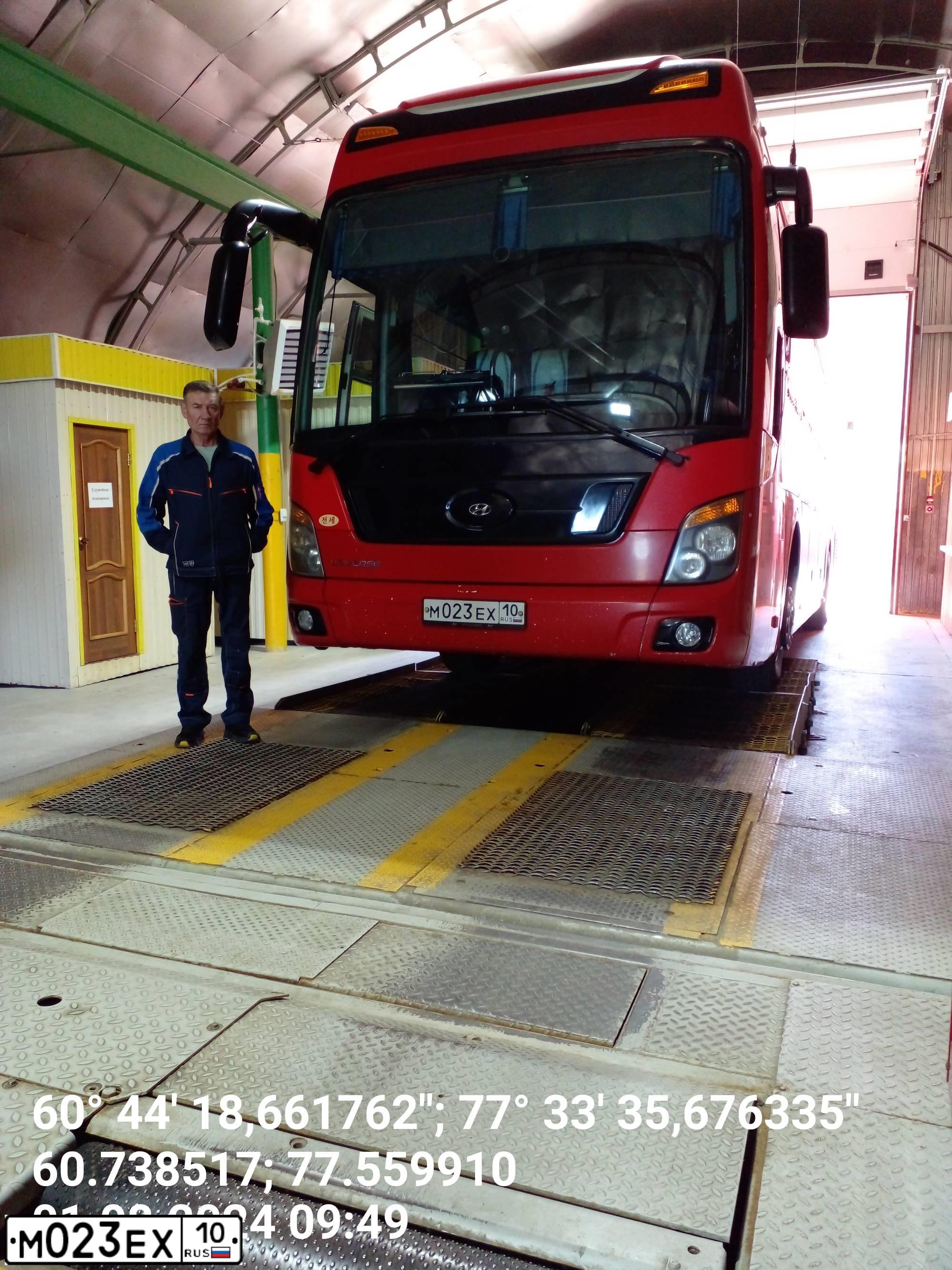 Фото автомобиля HYUNDAI UNIVERSE, 2011 — госномер М023ЕХ10. Цвет: КРАСНЫЙ