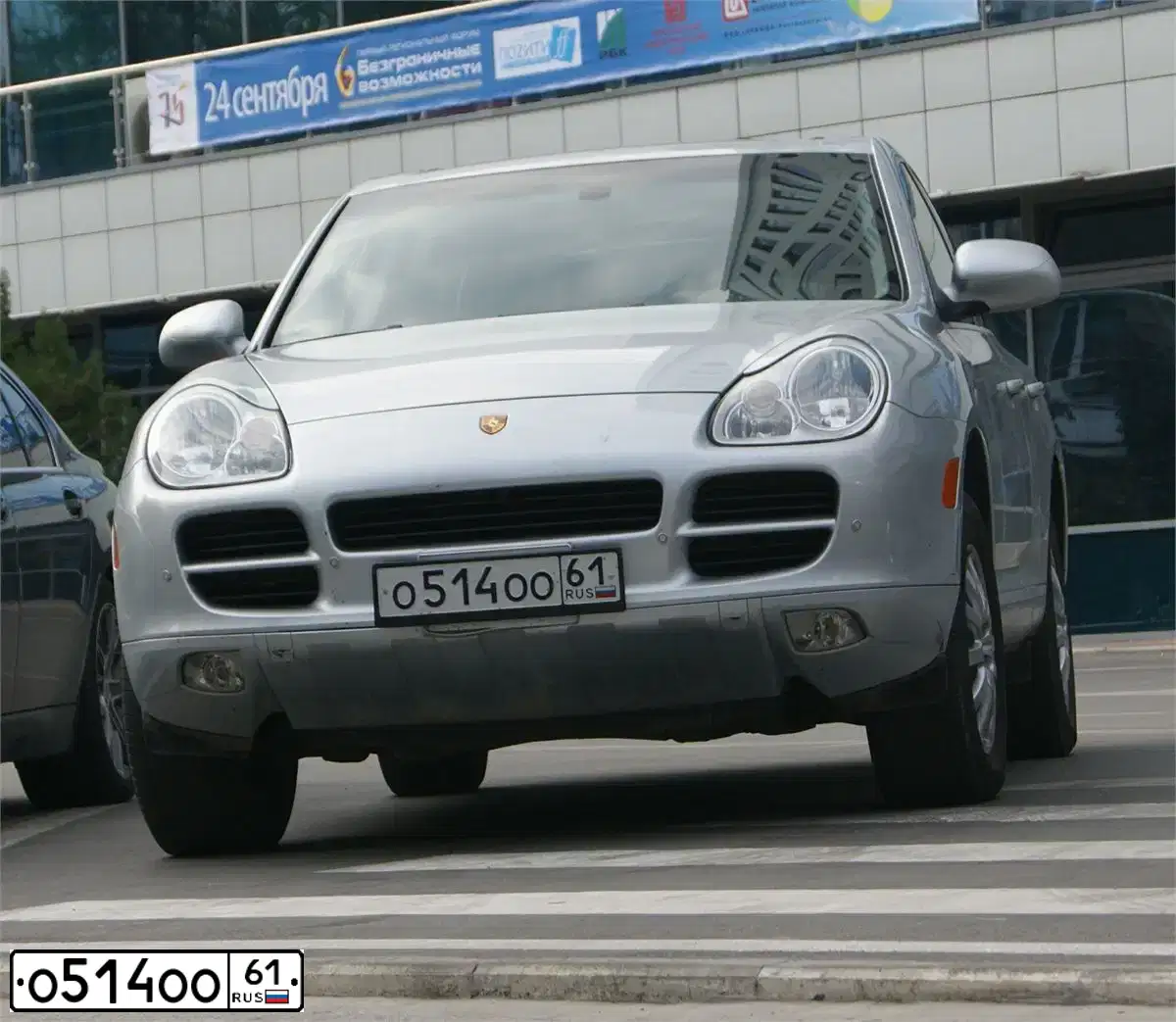 Фото автомобиля PORSCHE CAYENNE, 2004 — госномер А490РУ43. Цвет: Серебристый