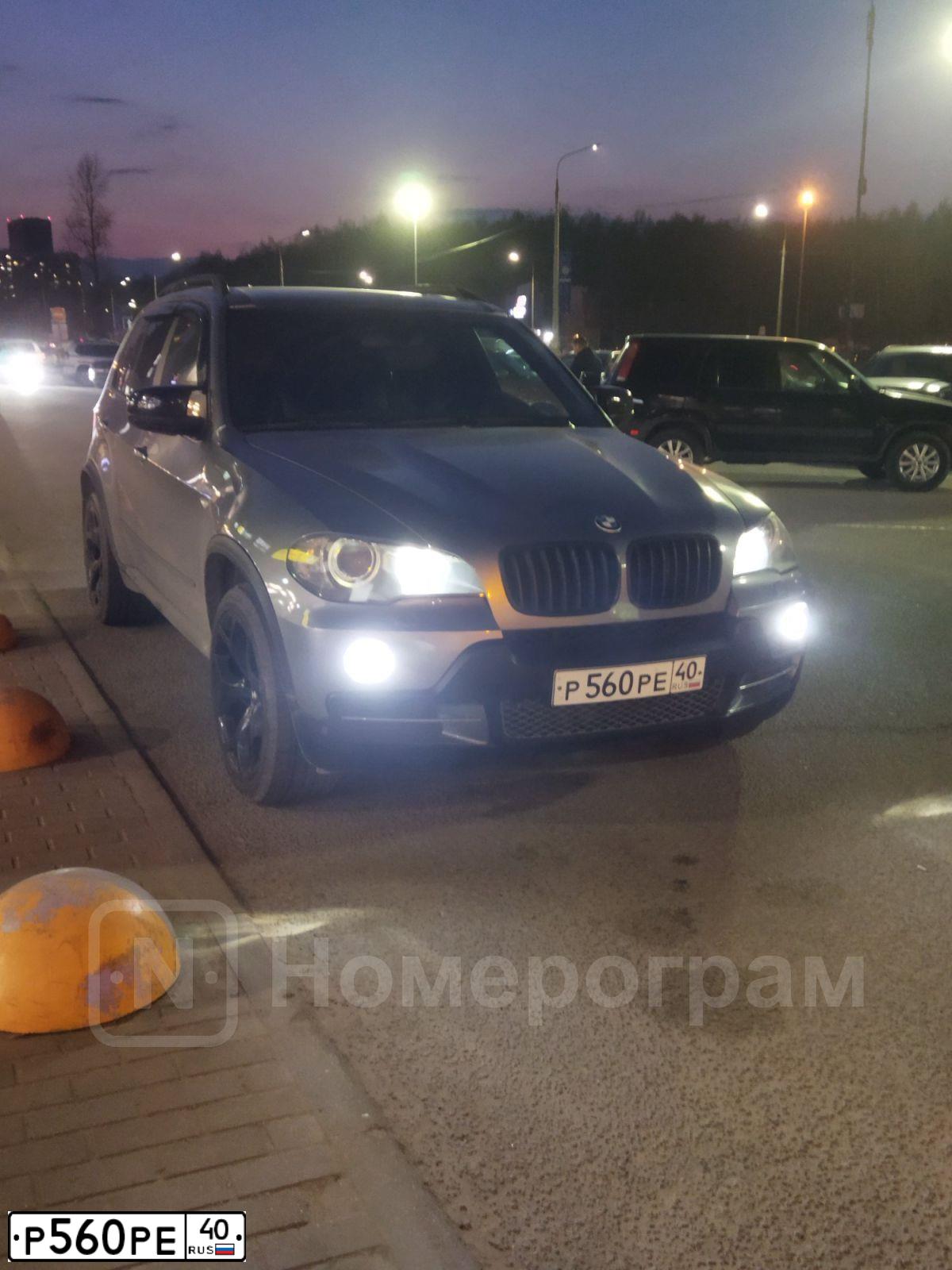 Фото автомобиля BMW X5, 2007 — госномер Р560РЕ40. Цвет: СЕРЫЙ