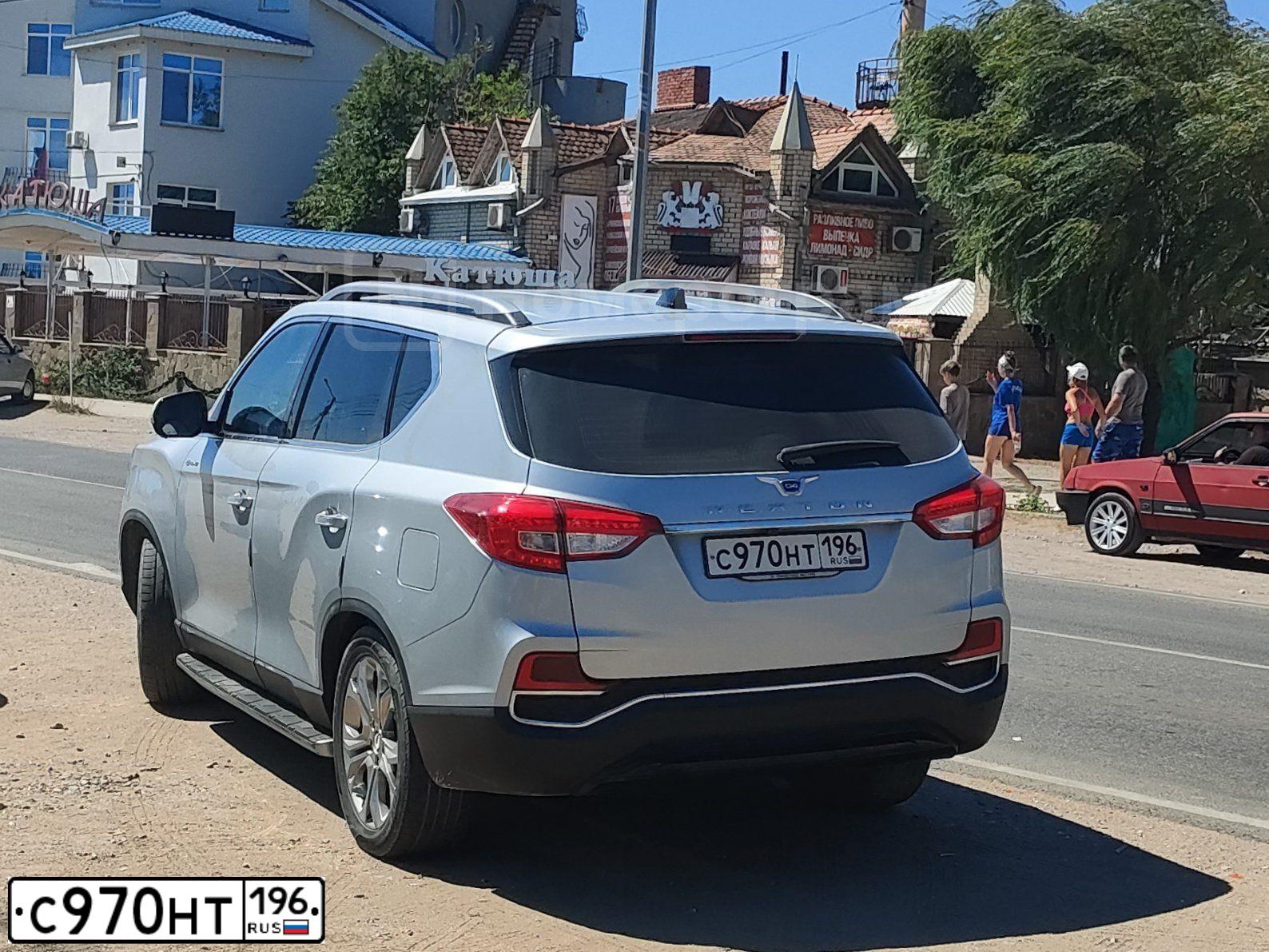 Фото автомобиля SSANGYONG G4 REXTON, 2018 — госномер О001ОО196. Цвет: СЕРЫЙ