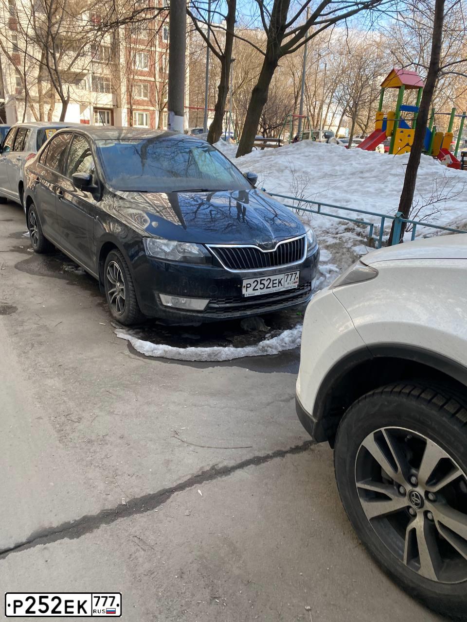 Фото автомобиля SKODA RAPID, 2014 — госномер Р252ЕК777. Цвет: ЧЕРНЫЙ
