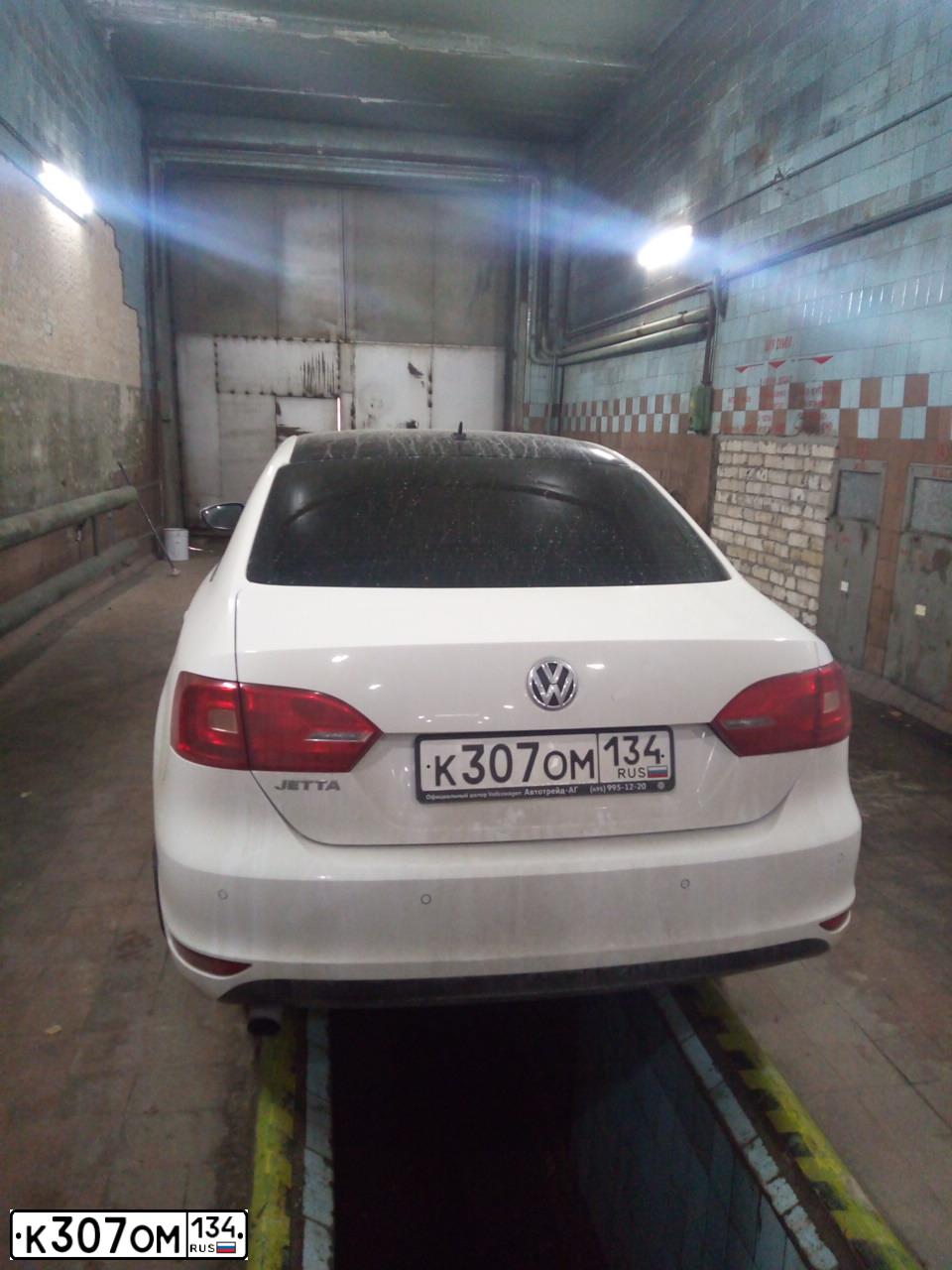Фото автомобиля VOLKSWAGEN JETTA, 2012 — госномер М310ТМ134. Цвет: Белый