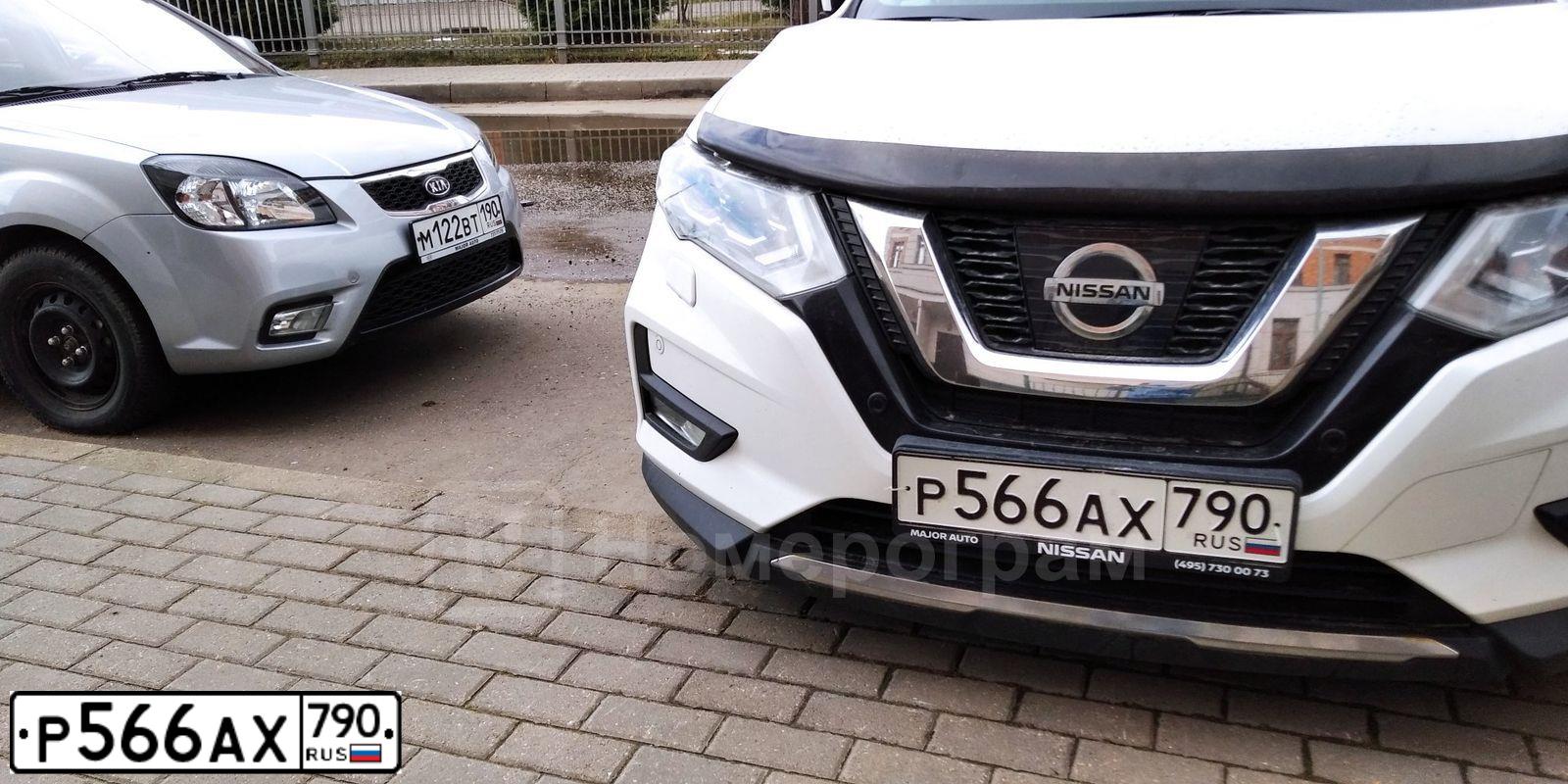 Фото автомобиля NISSAN X-TRAIL, 2020 — госномер Р566АХ790. Цвет: Белый