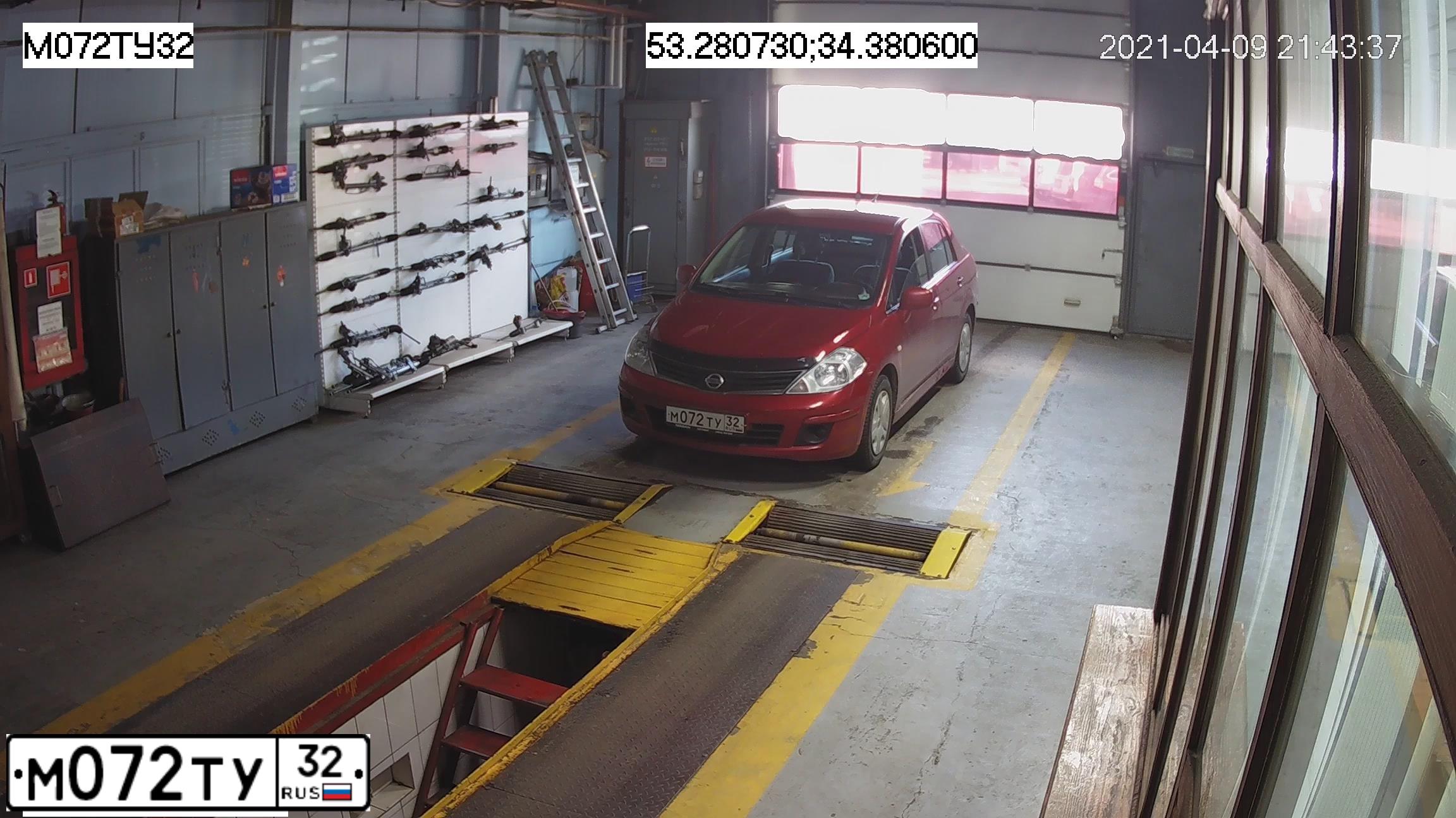 Фото автомобиля NISSAN TIIDA, 2013 — госномер М072ТУ32. Цвет: КРАСНЫЙ