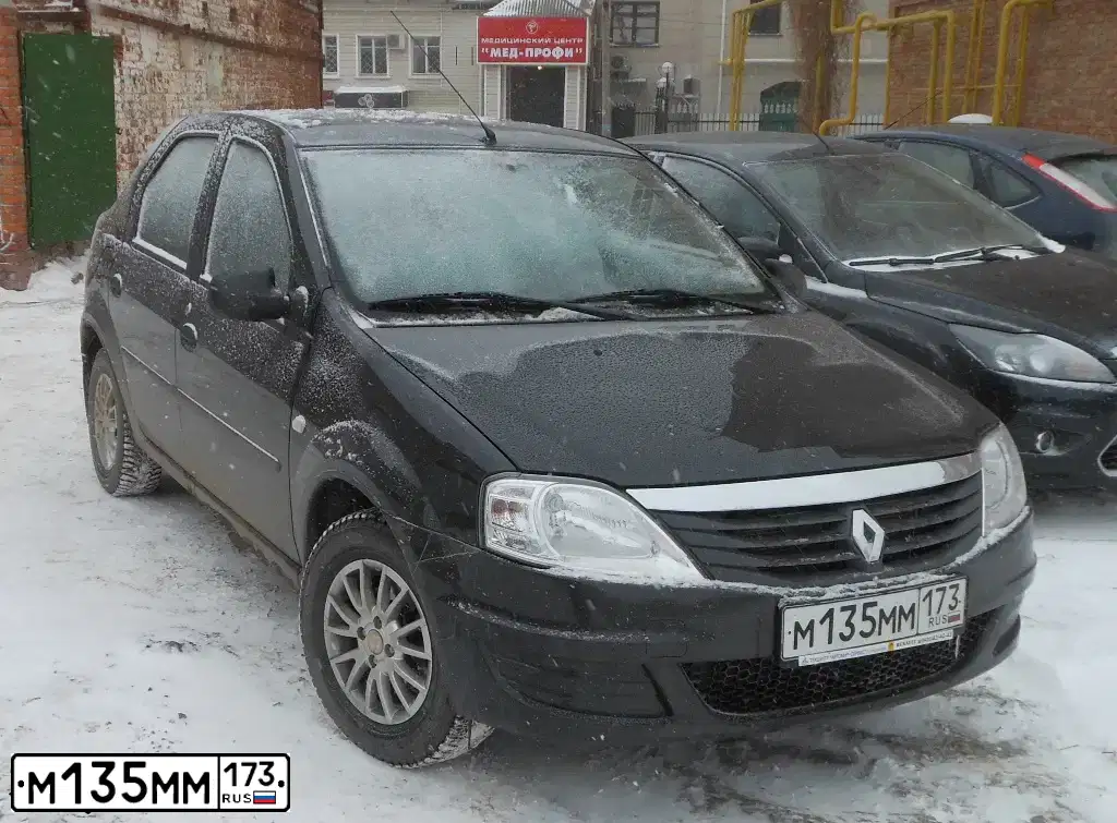 Фото автомобиля RENAULT LOGAN, 2010 — госномер М135ММ173. Цвет: ЧЕРНЫЙ