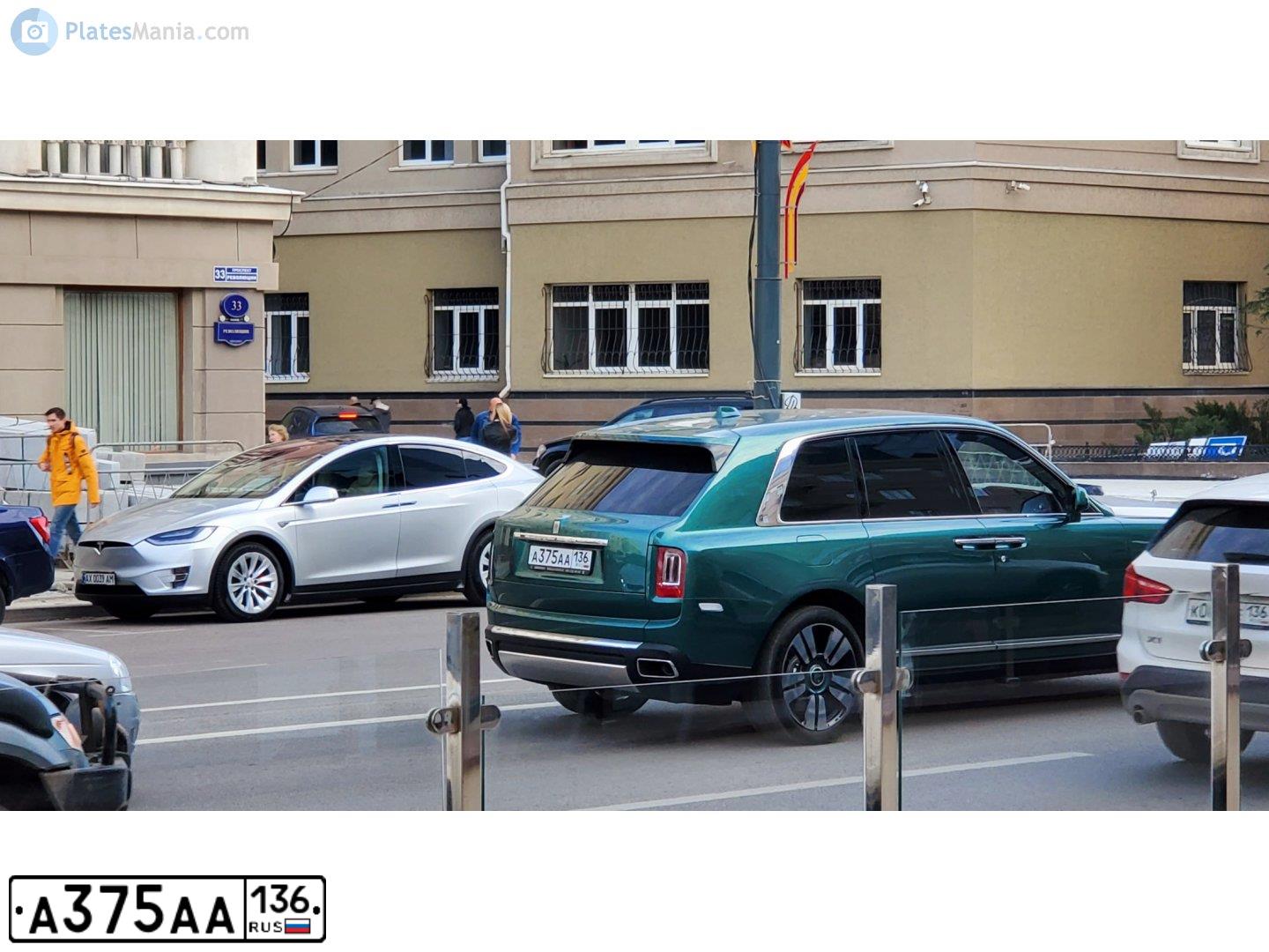 Фото автомобиля RENAULT SANDERO, 2015 — госномер А375АА136. Цвет: СВЕТЛО-СЕРЫЙ