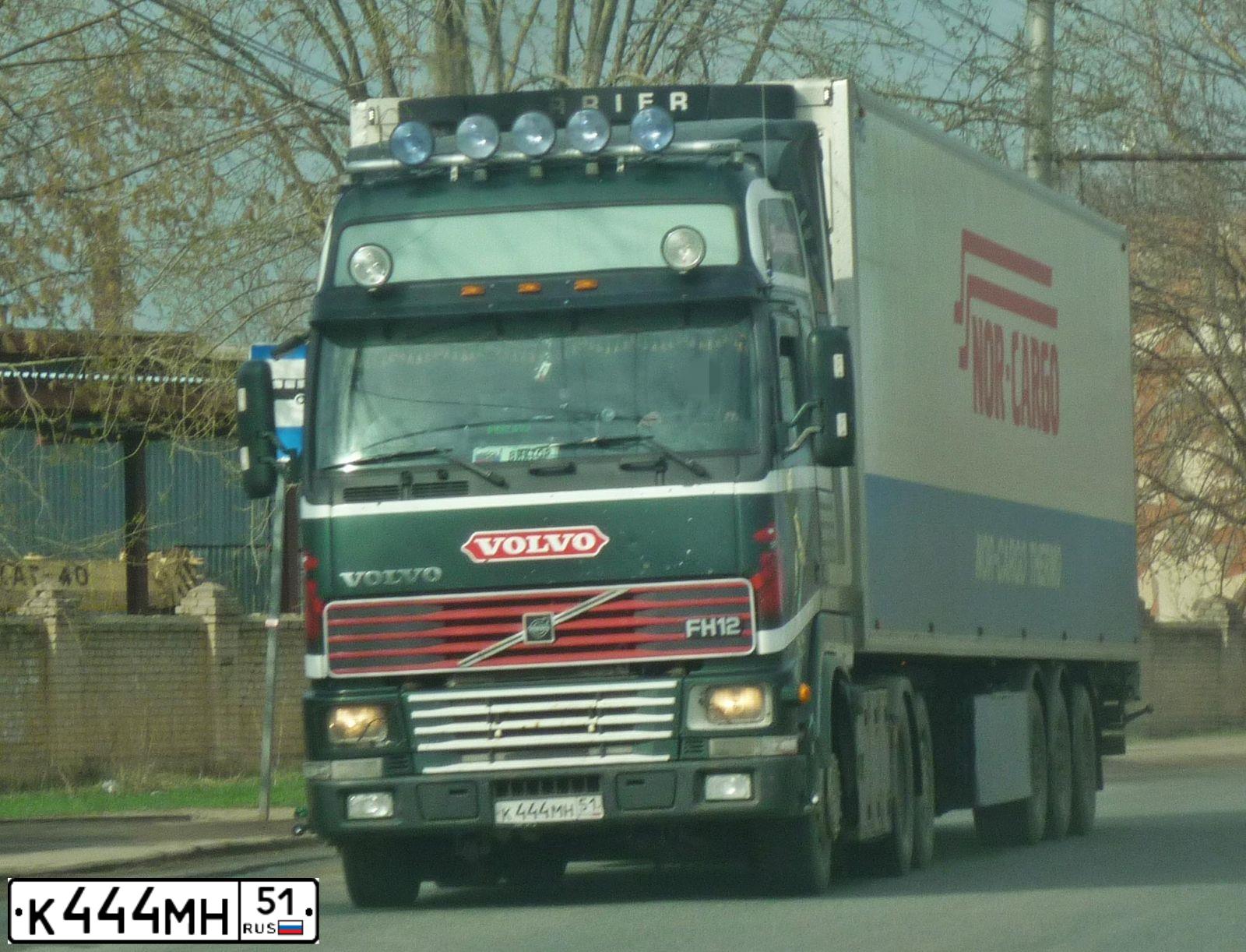 Фото автомобиля VOLVO SERIE FH /6X2/, 2001 — госномер О478РУ60. Цвет: Темно-зеленый