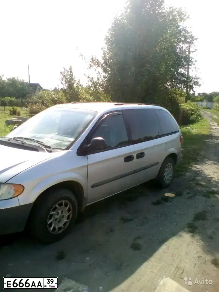 Фото автомобиля CHRYSLER VOYAGER, 2002 — госномер Е666АА39. Цвет: СЕРЕБРИСТЫЙ