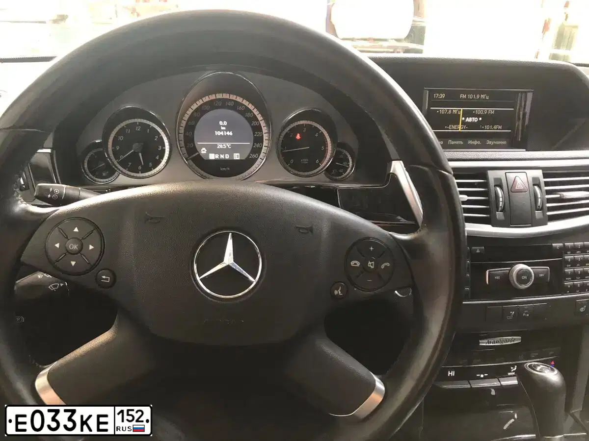 Фото автомобиля MERCEDES E-KLASSE, 2010 — госномер Е033КЕ152. Цвет: ЧЕРНЫЙ