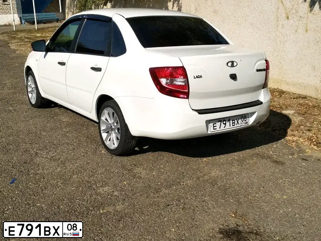 Фото автомобиля LADA 2190 GRANTA, 2018 — госномер М306МА126. Цвет: Белый