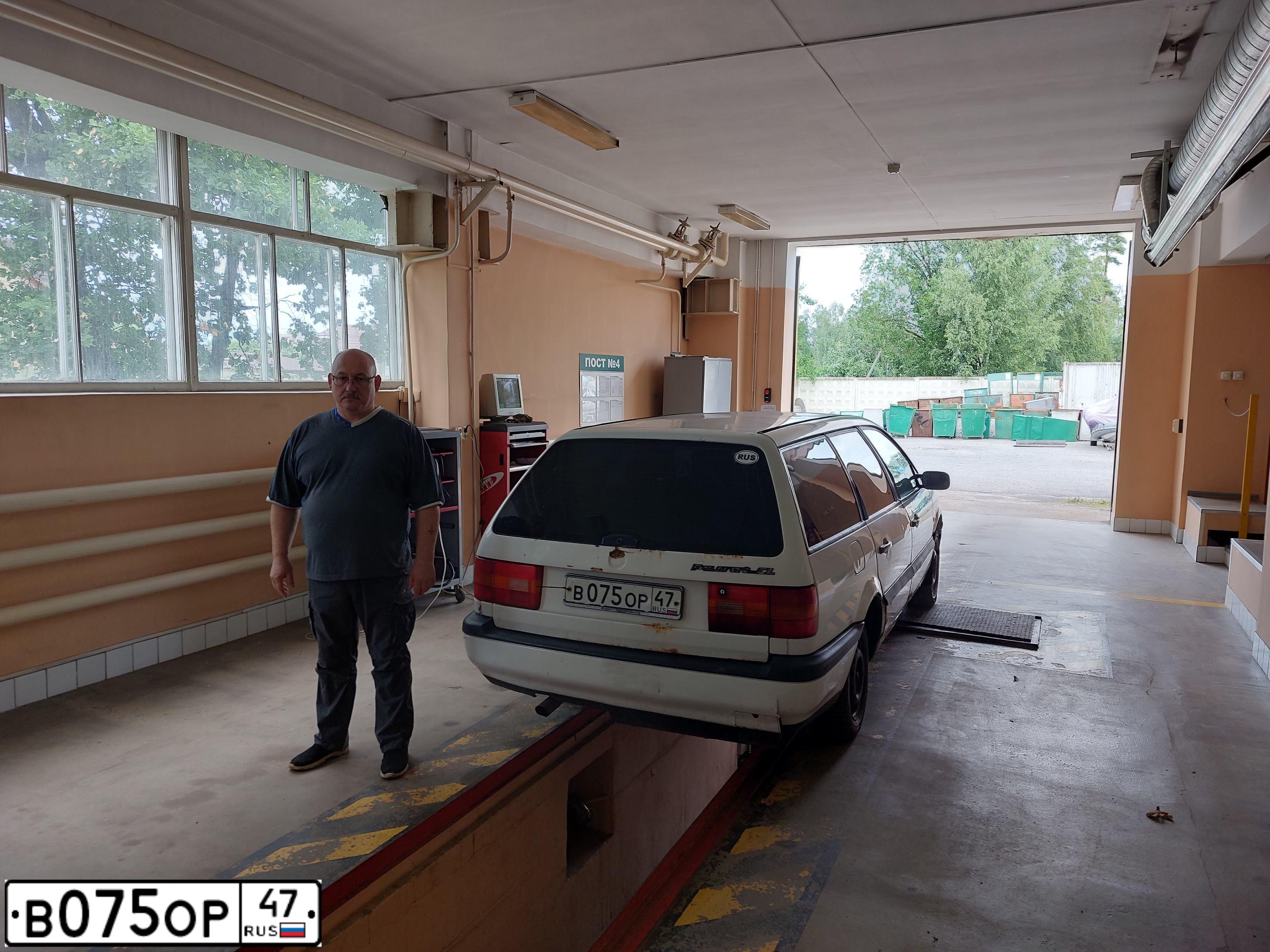 Фото автомобиля CHEVROLET NIVA, 2007 — госномер В075ОР47. Цвет: ТЕМНО-СИНИЙ МЕТАЛЛИК