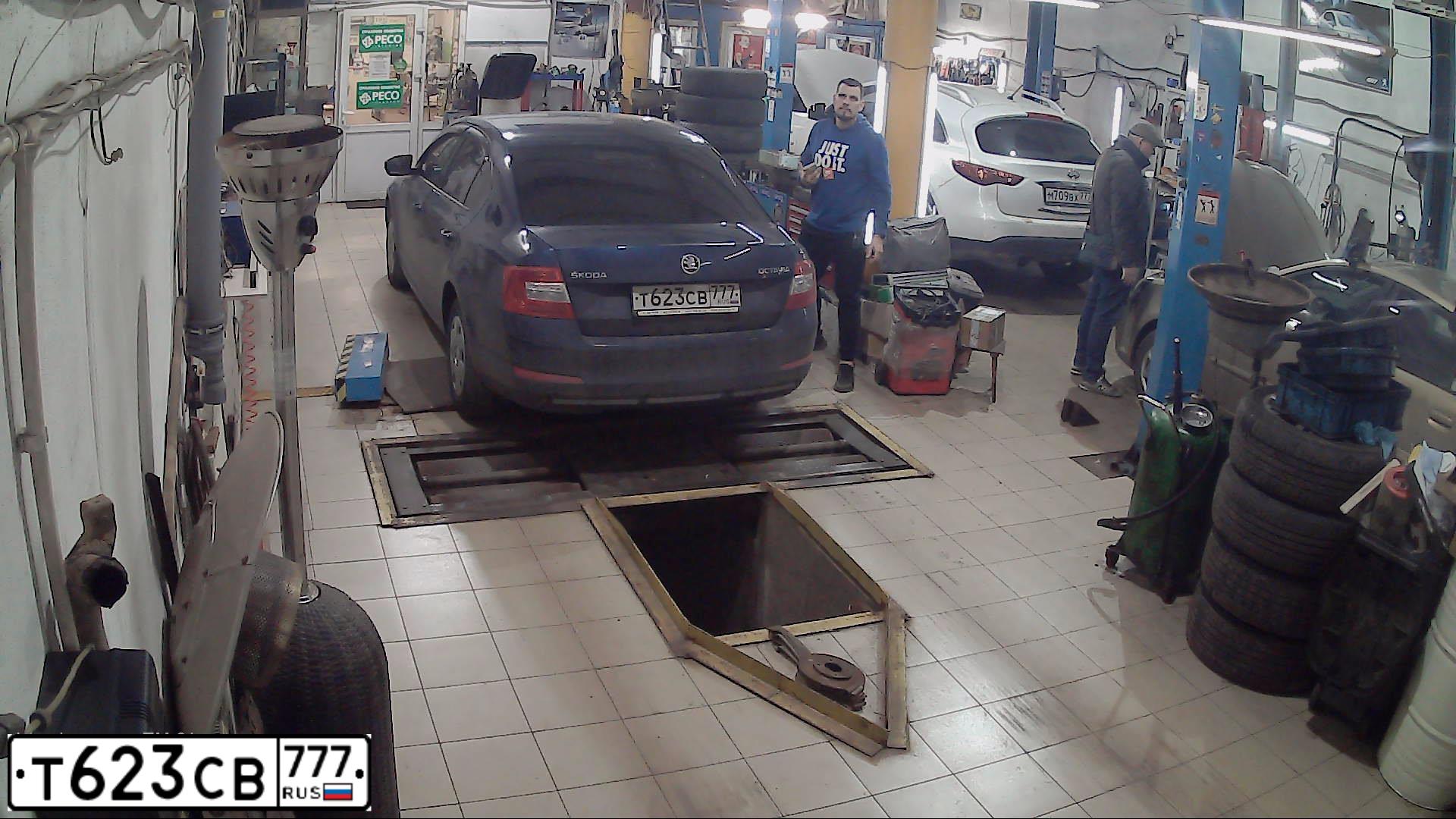 Фото автомобиля SKODA OCTAVIA, 2016 — госномер Т623СВ777. Цвет: Темно-синий