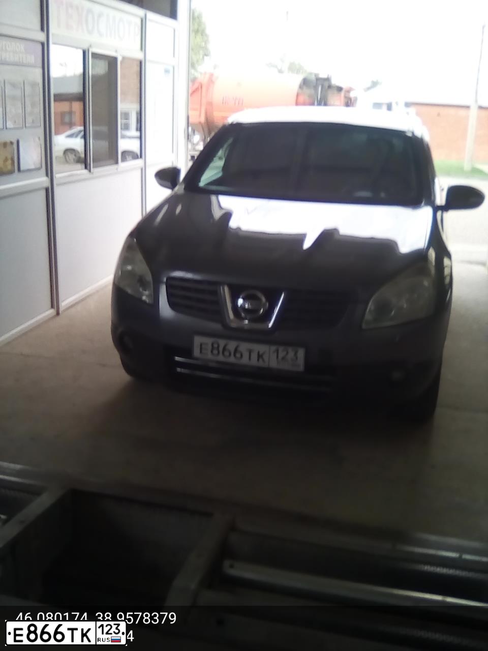 Фото автомобиля NISSAN QASHQAI, 2007 — госномер Е866ТК123. Цвет: СЕРЫЙ