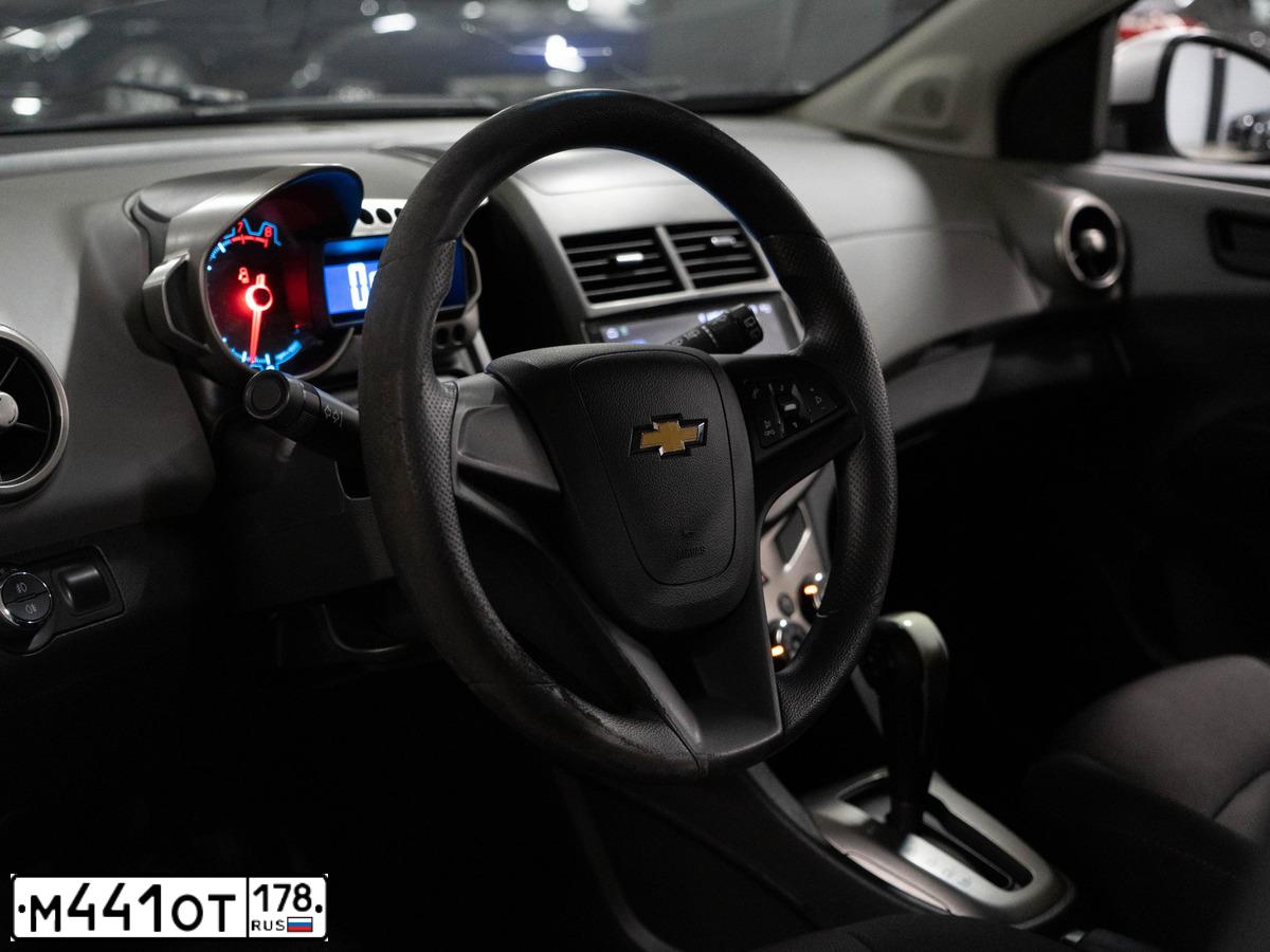 Фото автомобиля CHEVROLET AVEO, 2012 — госномер М441ОТ178. Цвет: Серебристый