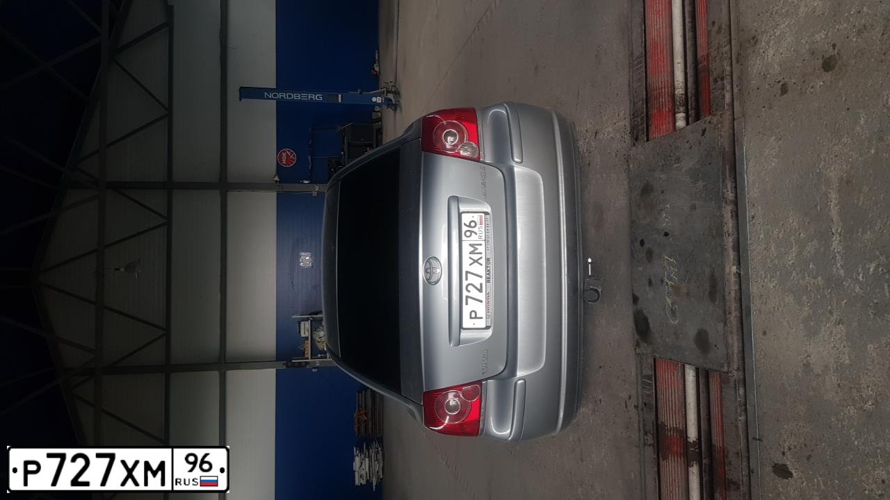 Фото автомобиля TOYOTA AVENSIS, 2007 — госномер Р727ХМ96. Цвет: серебристый