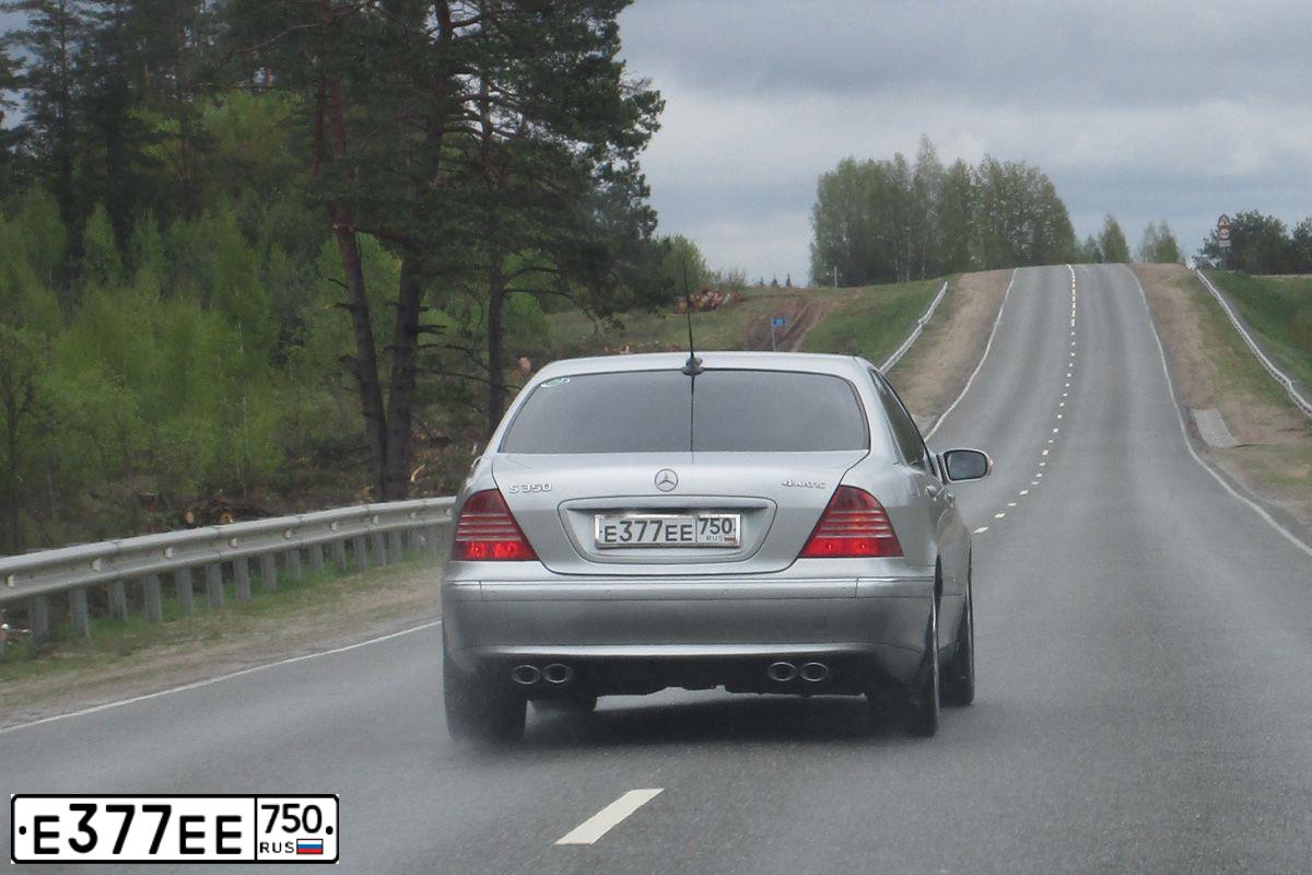 Фото автомобиля MERCEDES S-KLASSE, 2004 — госномер Е377ЕЕ750. Цвет: Серый