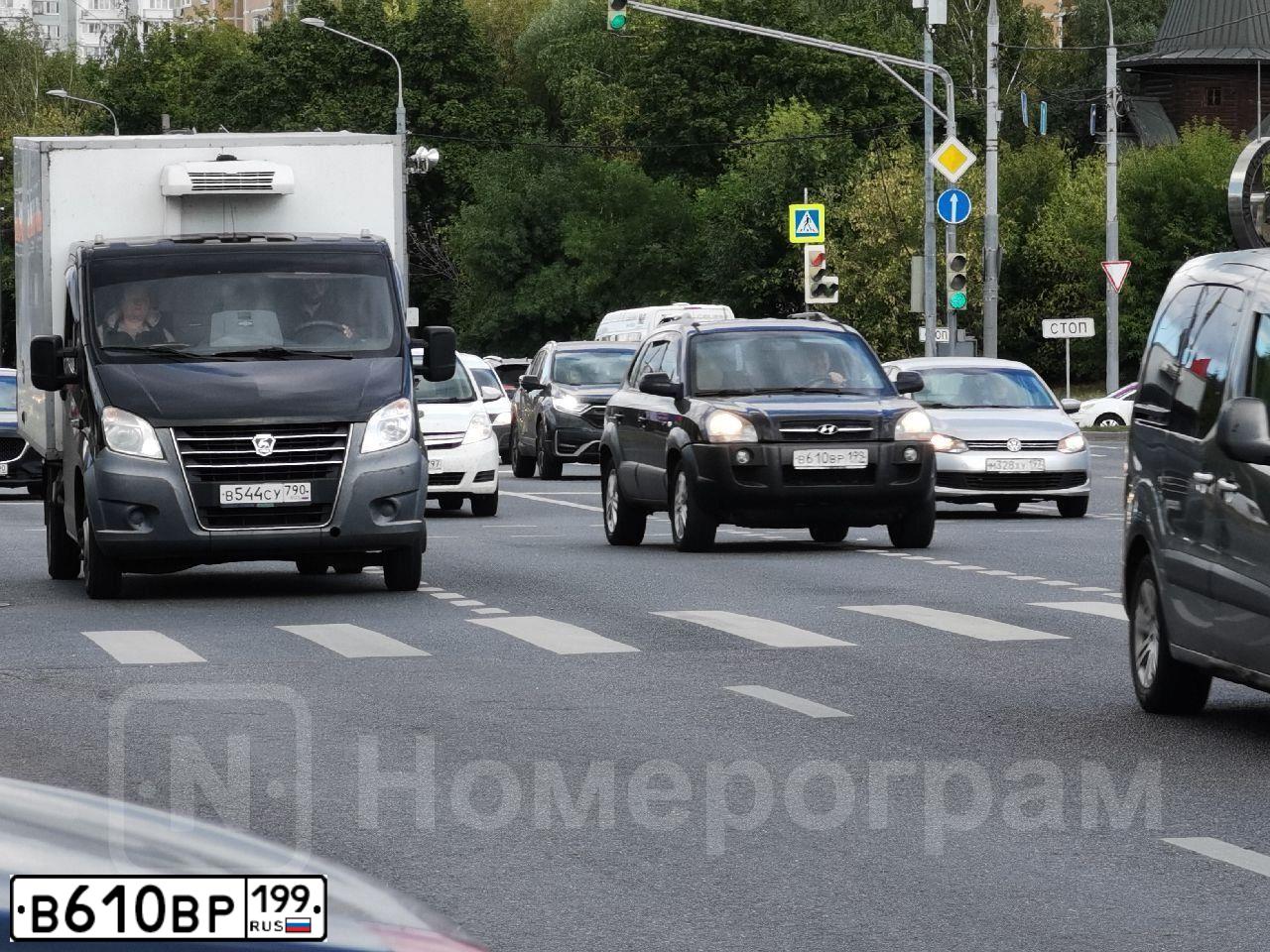 Фото автомобиля HYUNDAI TUCSON, 2008 — госномер В610ВР199. Цвет: ЧЕРНЫЙ
