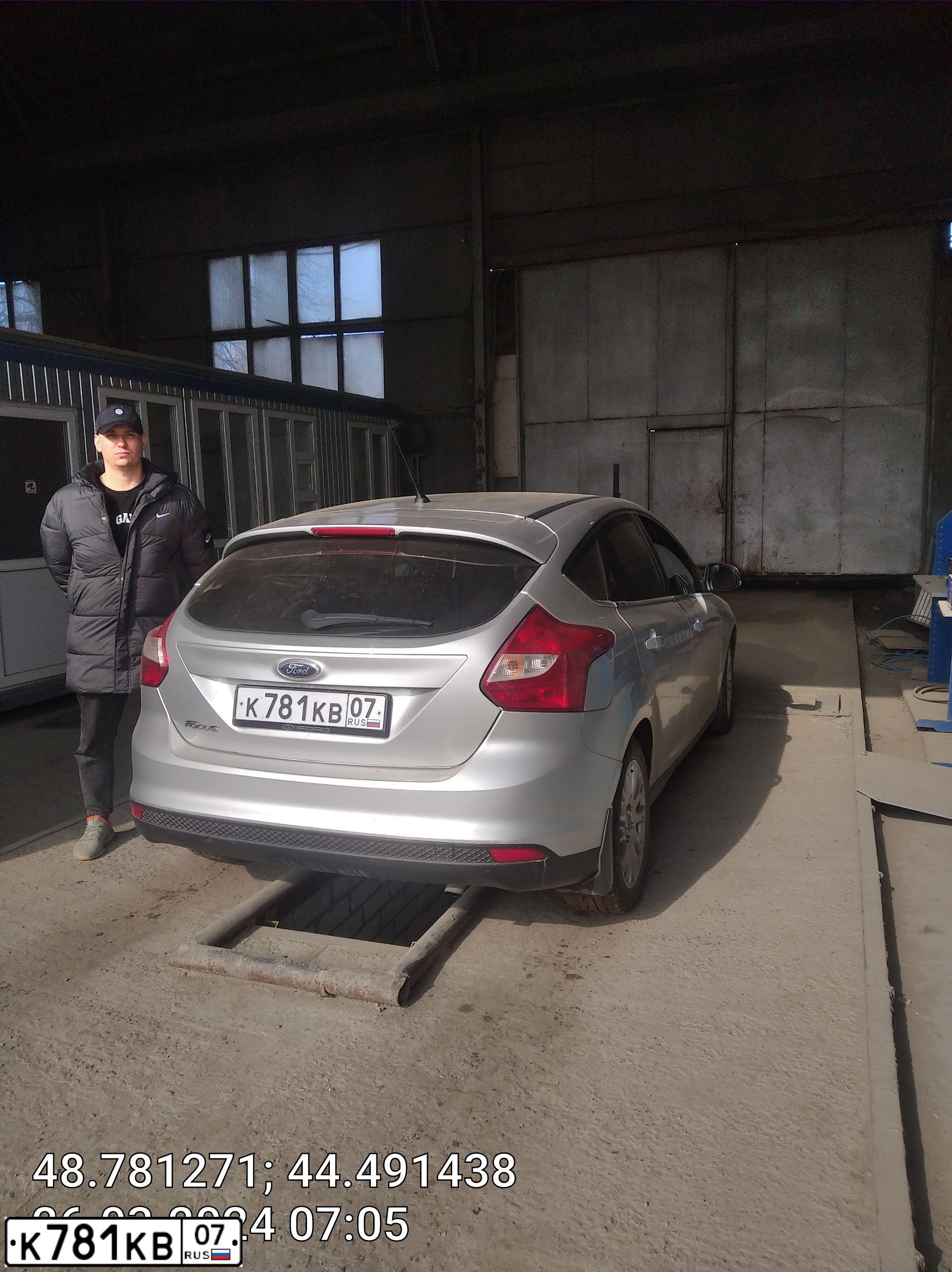 Фото автомобиля FORD FOCUS, 2012 — госномер М658ХА134. Цвет: Серебристый