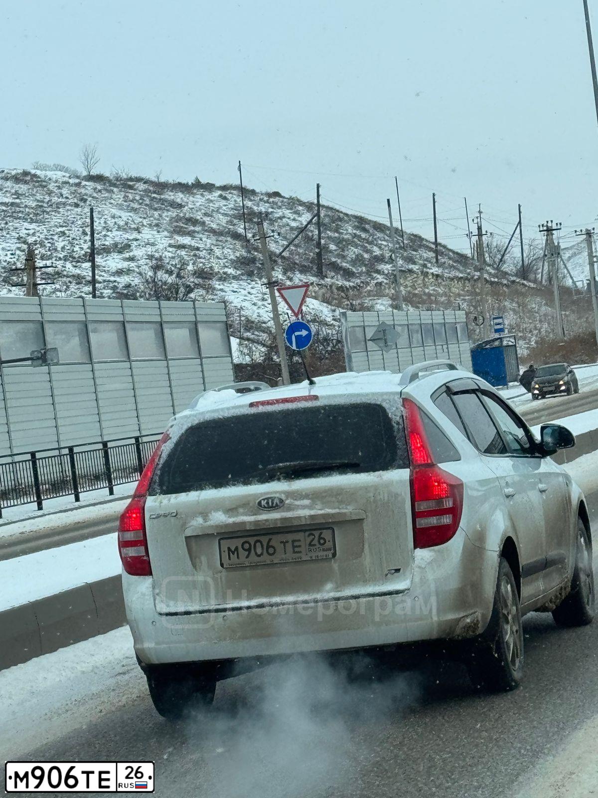 Фото автомобиля KIA CEE'D, 2009 — госномер М906ТЕ26. Цвет: Белый