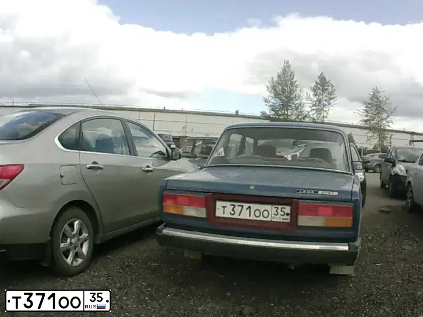 Фото автомобиля LADA 2107, 2007 — госномер М135ЕМ35. Цвет: синий