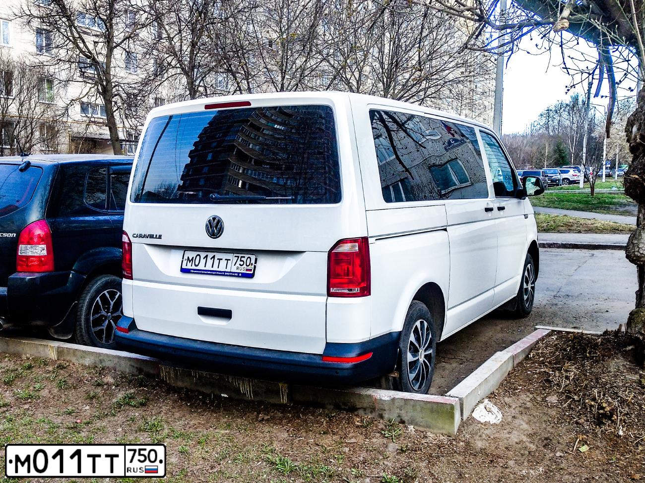 Фото автомобиля VOLKSWAGEN CARAVELLE, 2018 — госномер М011ТТ750. Цвет: БЕЛЫЙ