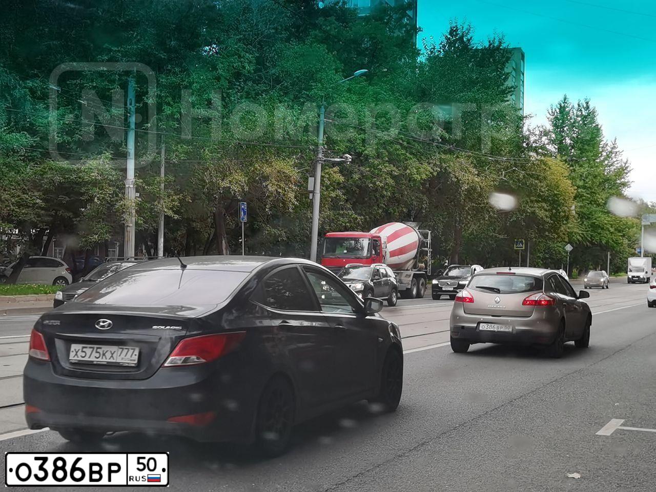 Фото автомобиля RENAULT MEGANE, 2012 — госномер О386ВР50. Цвет: БЕЖЕВЫЙ