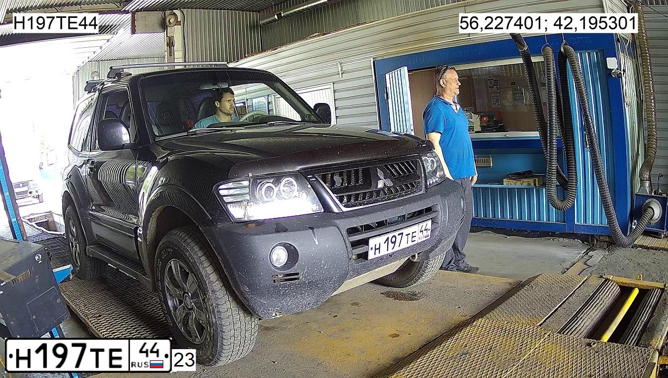 Фото автомобиля MITSUBISHI PAJERO, 2006 — госномер Н197ТЕ44. Цвет: ЧЕРНЫЙ