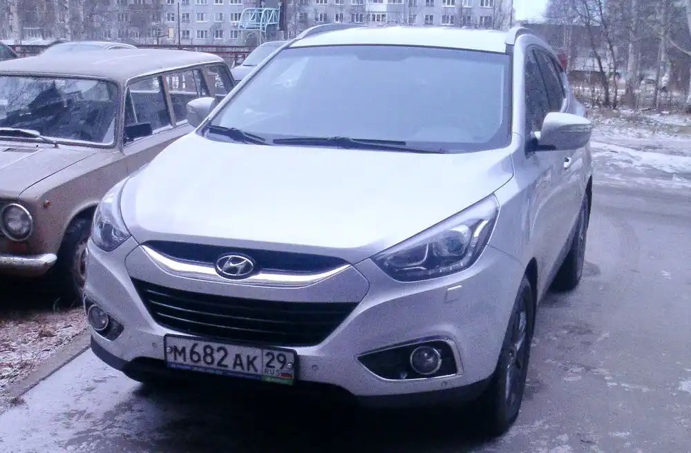 Фото автомобиля HYUNDAI IX35, 2013 — госномер М682АК29. Цвет: СЕРЕБРИСТЫЙ
