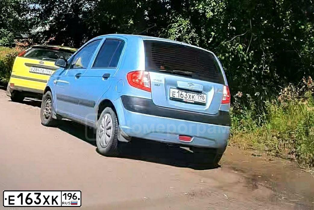 Фото автомобиля HYUNDAI GETZ, 2008 — госномер Е163ХК196. Цвет: голубой