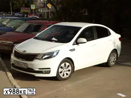 Фото автомобиля KIA RIO, 2015 — госномер У404РР163. Цвет: БЕЛЫЙ
