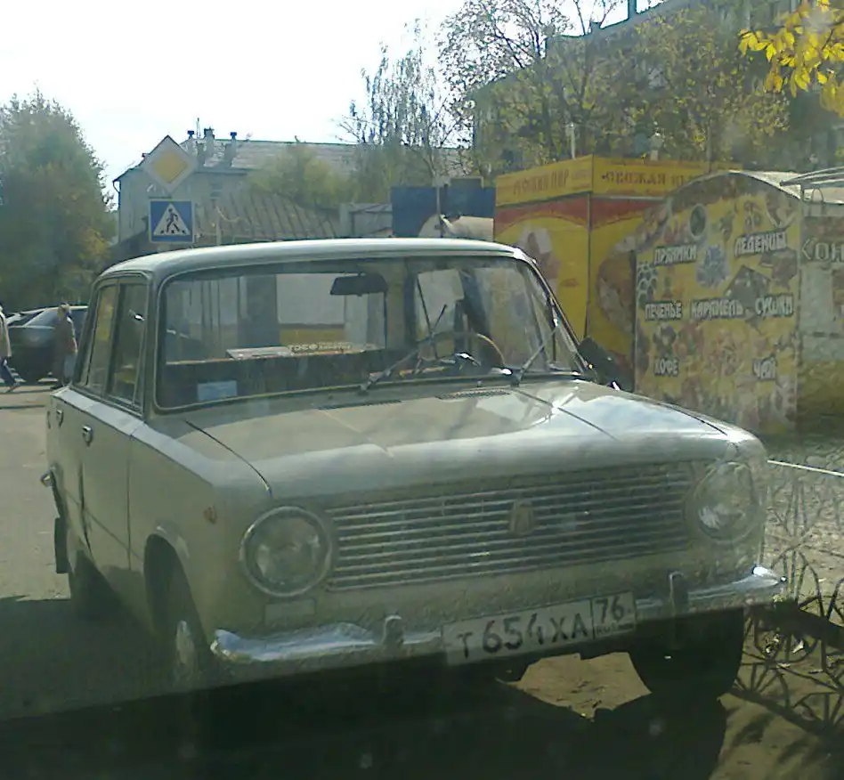 Фото автомобиля KAMAZ 55110 /6X4/, 1988 — госномер Т654ХА76. Цвет: Оранжевый