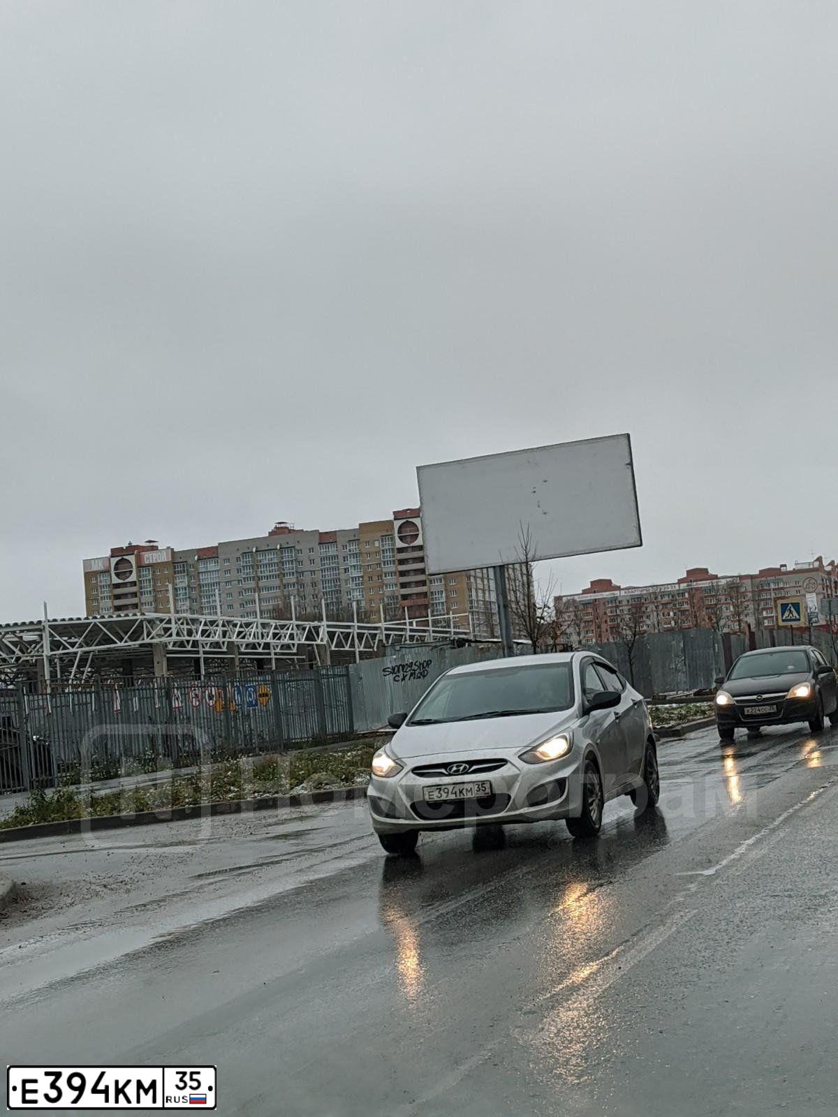 Фото автомобиля HYUNDAI SOLARIS, 2013 — госномер Е394КМ35. Цвет: Серебристый