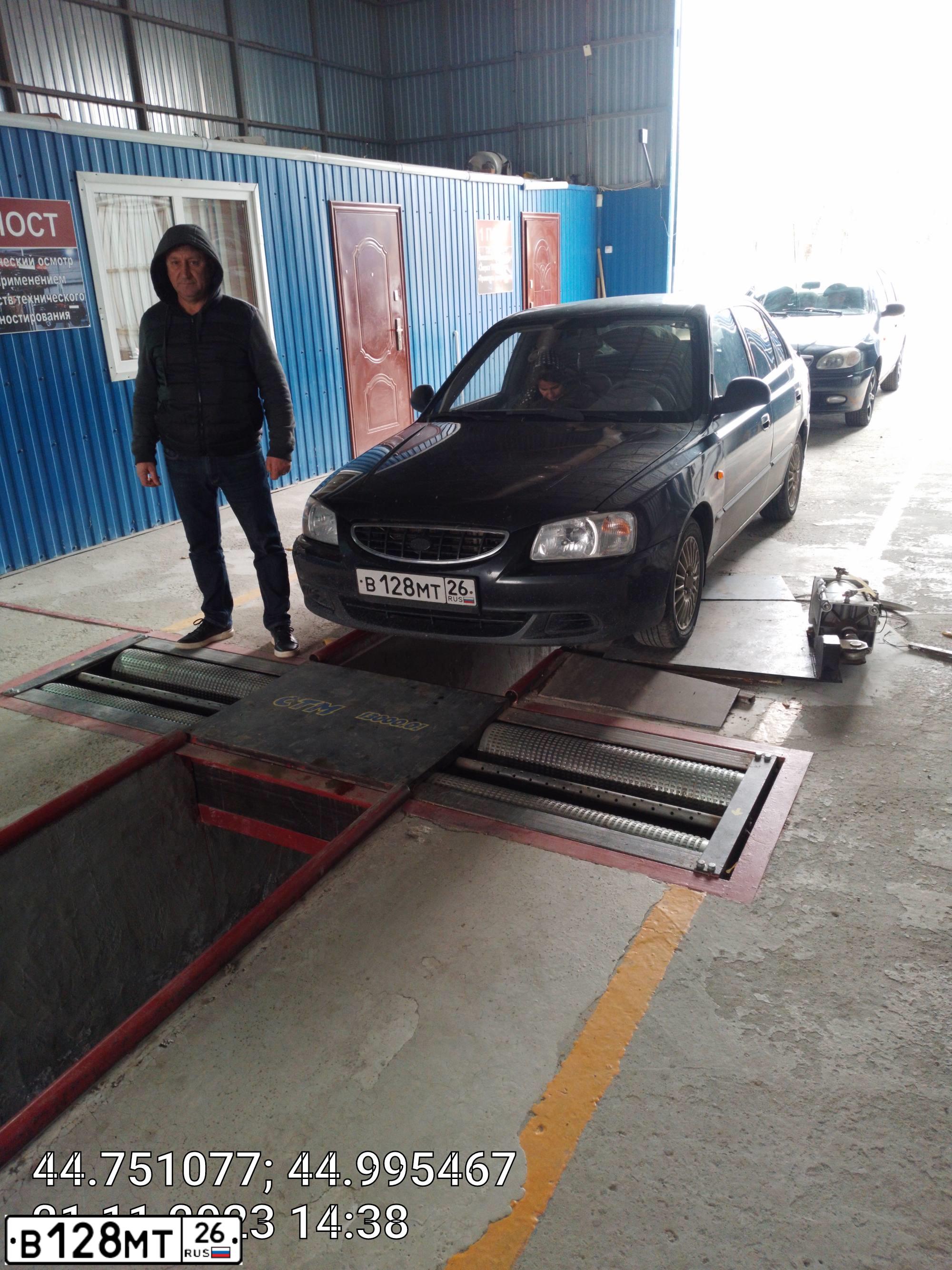 Фото автомобиля HYUNDAI ACCENT, 2008 — госномер Т332АВ180. Цвет: ЧЕРНЫЙ