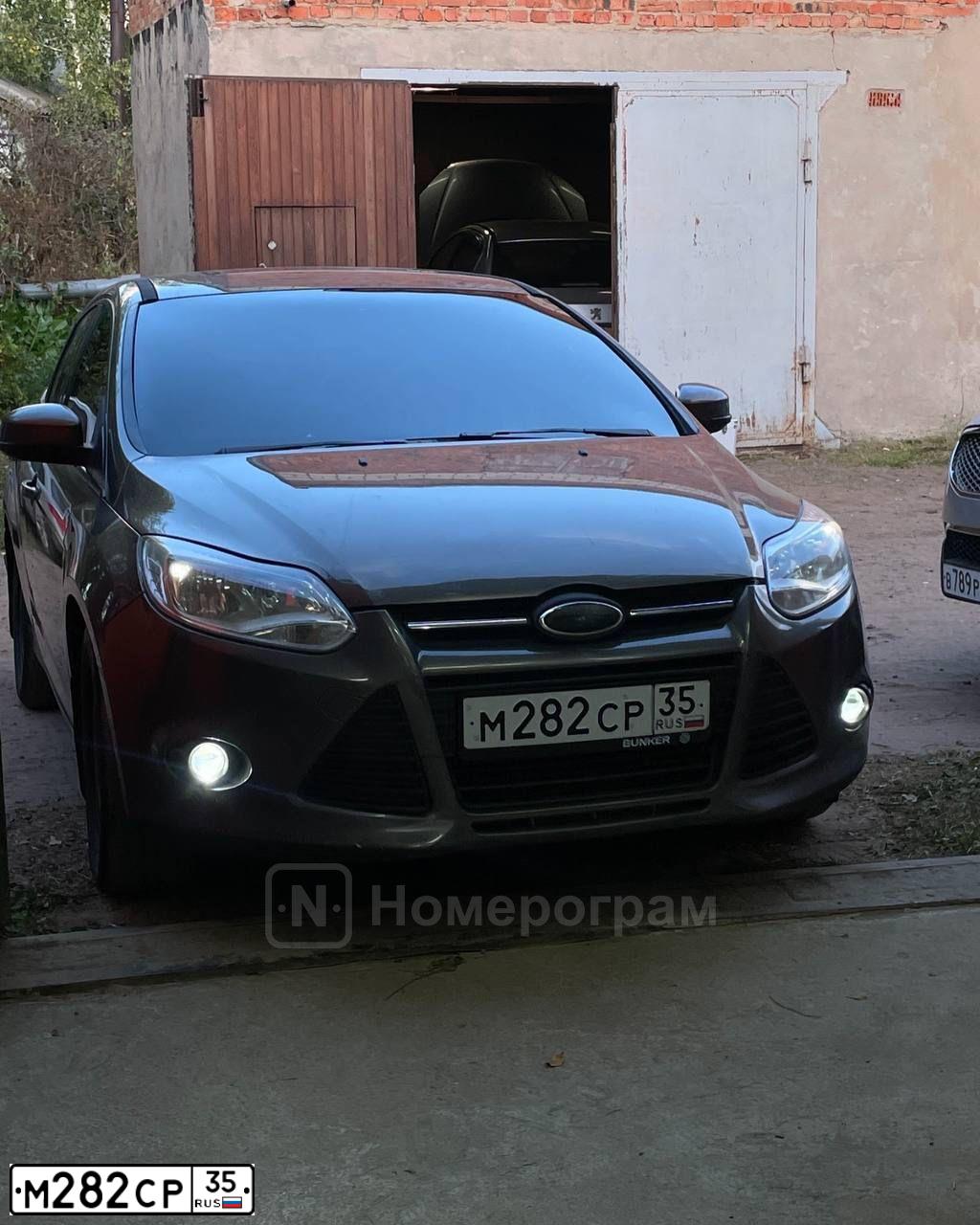 Фото автомобиля FORD FOCUS, 2013 — госномер М282СР35. Цвет: СЕРО-КОРИЧНЕВЫЙ
