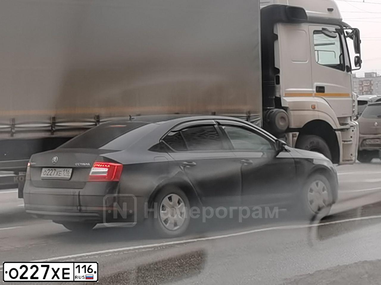Фото автомобиля SKODA OCTAVIA, 2011 — госномер О227ВО116. Цвет: серебристый