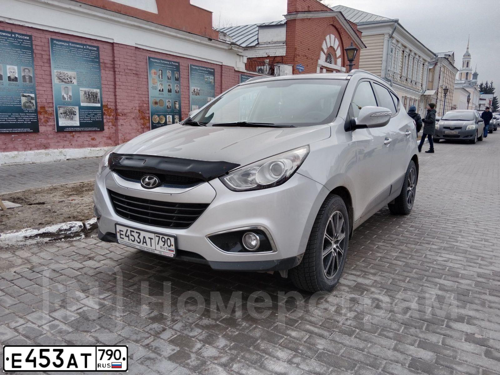 Фото автомобиля HYUNDAI IX35, 2012 — госномер Е453АТ790. Цвет: Серебристый