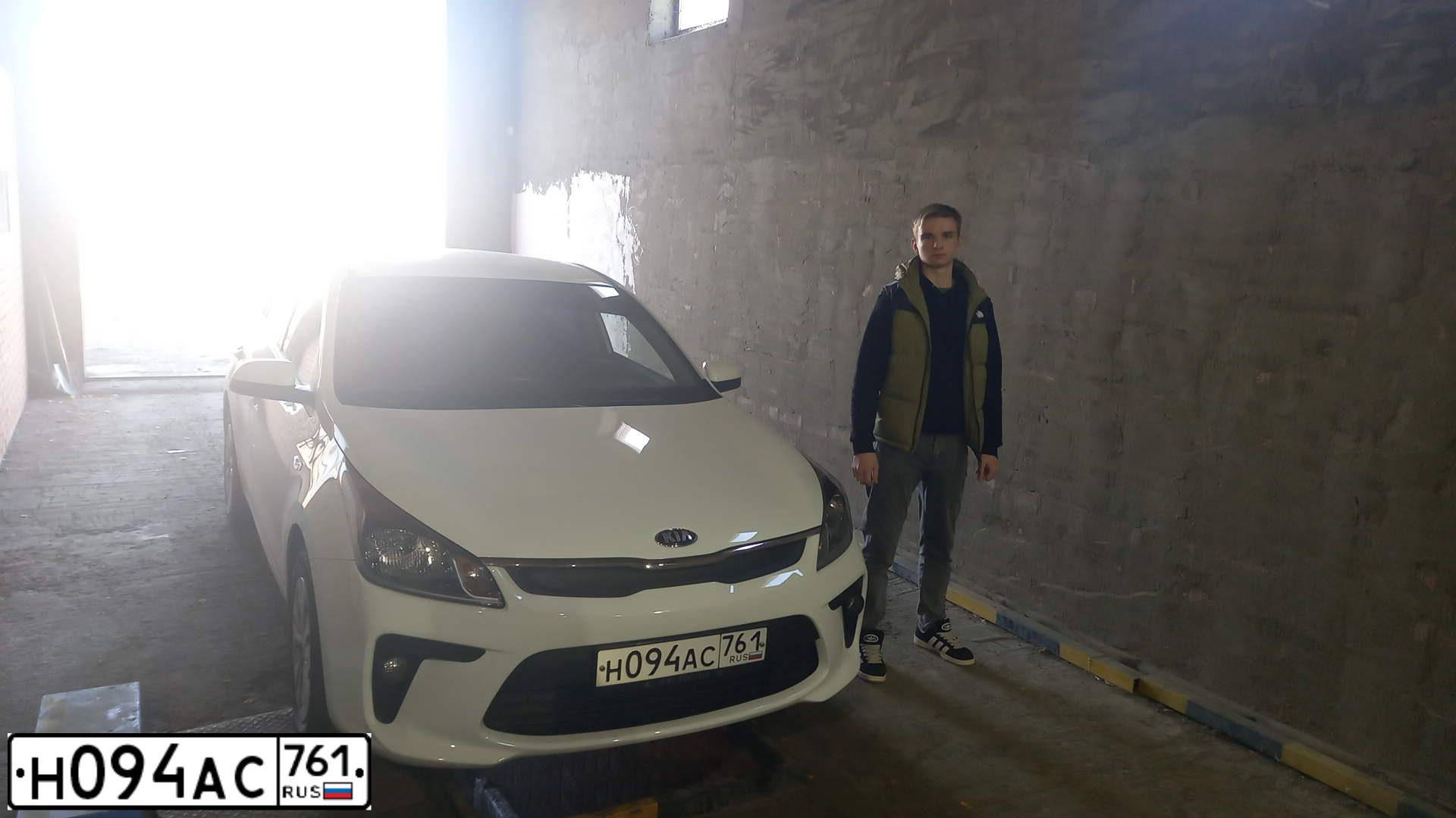 Фото автомобиля KIA RIO, 2019 — госномер Н094АС761. Цвет: Белый