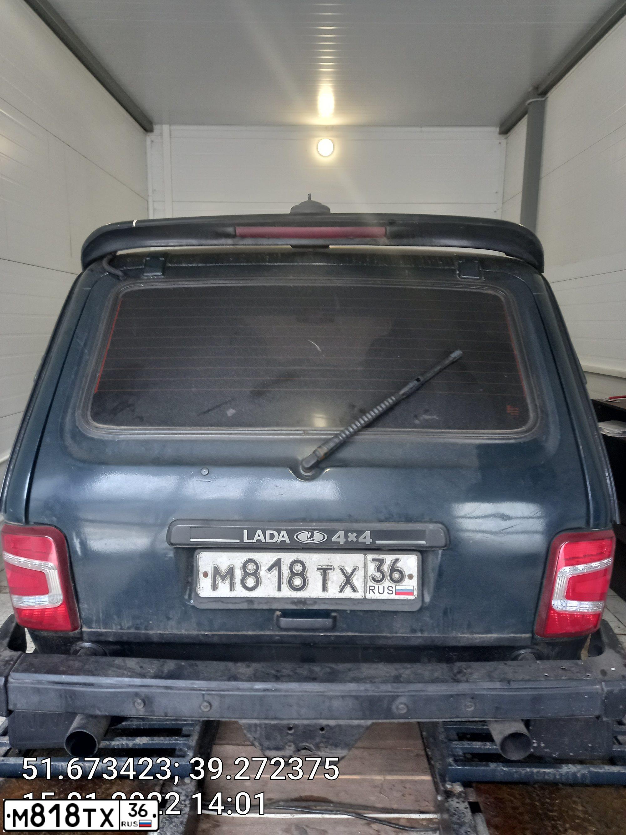 Фото автомобиля LADA 2121 NIVA, 2012 — госномер М818ТХ36. Цвет: Темно-зеленый