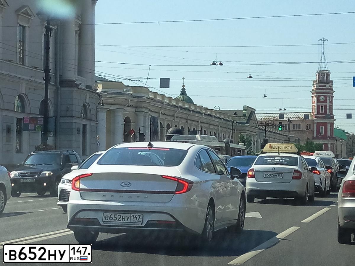 Фото автомобиля HYUNDAI SONATA, 2020 — госномер Х127УЕ164. Цвет: Белый