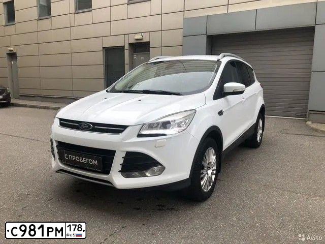 Фото автомобиля FORD KUGA, 2015 — госномер М232КЕ198. Цвет: Белый