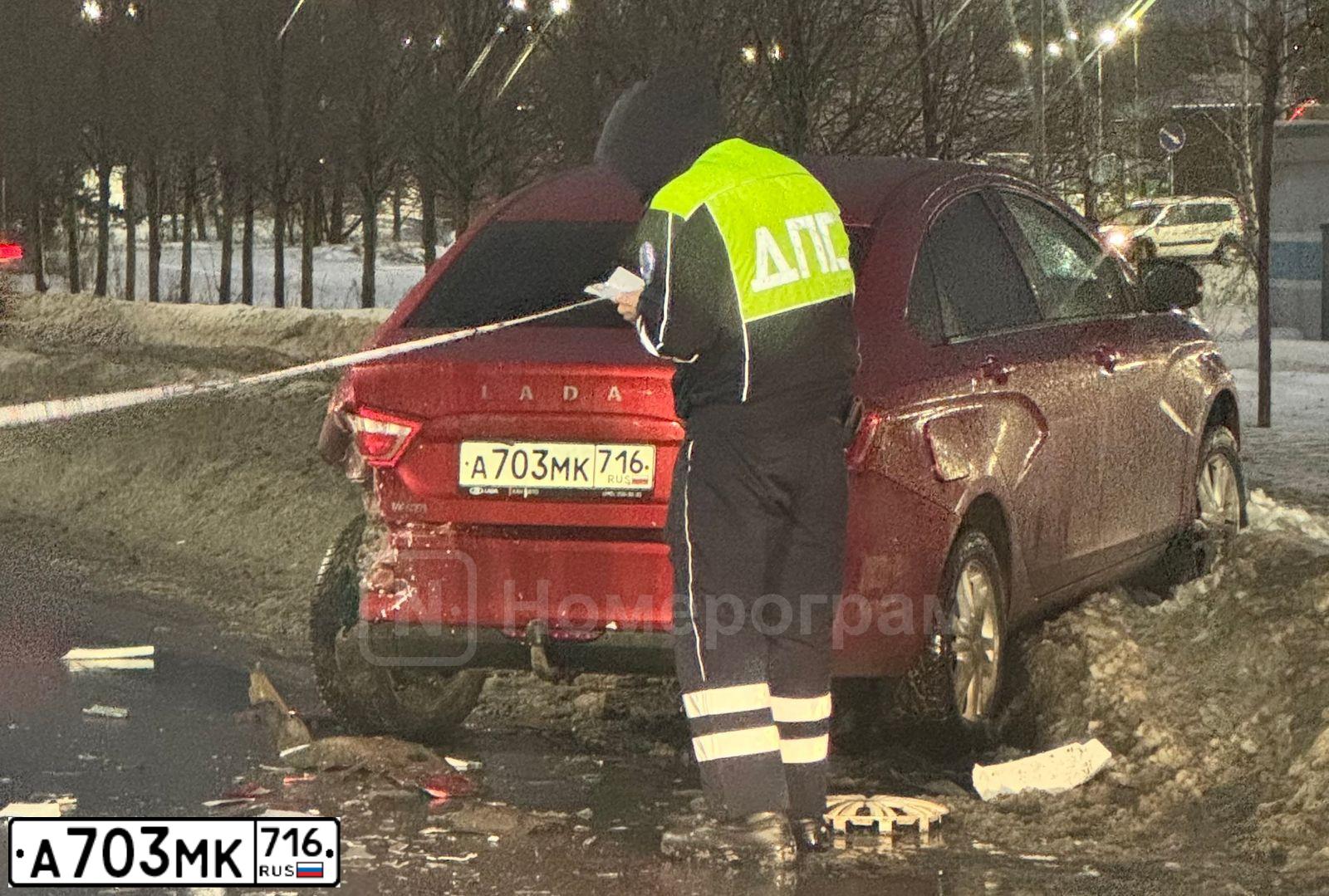 Фото автомобиля LADA VESTA, 2017 — госномер А703МК716. Цвет: КРАСНЫЙ