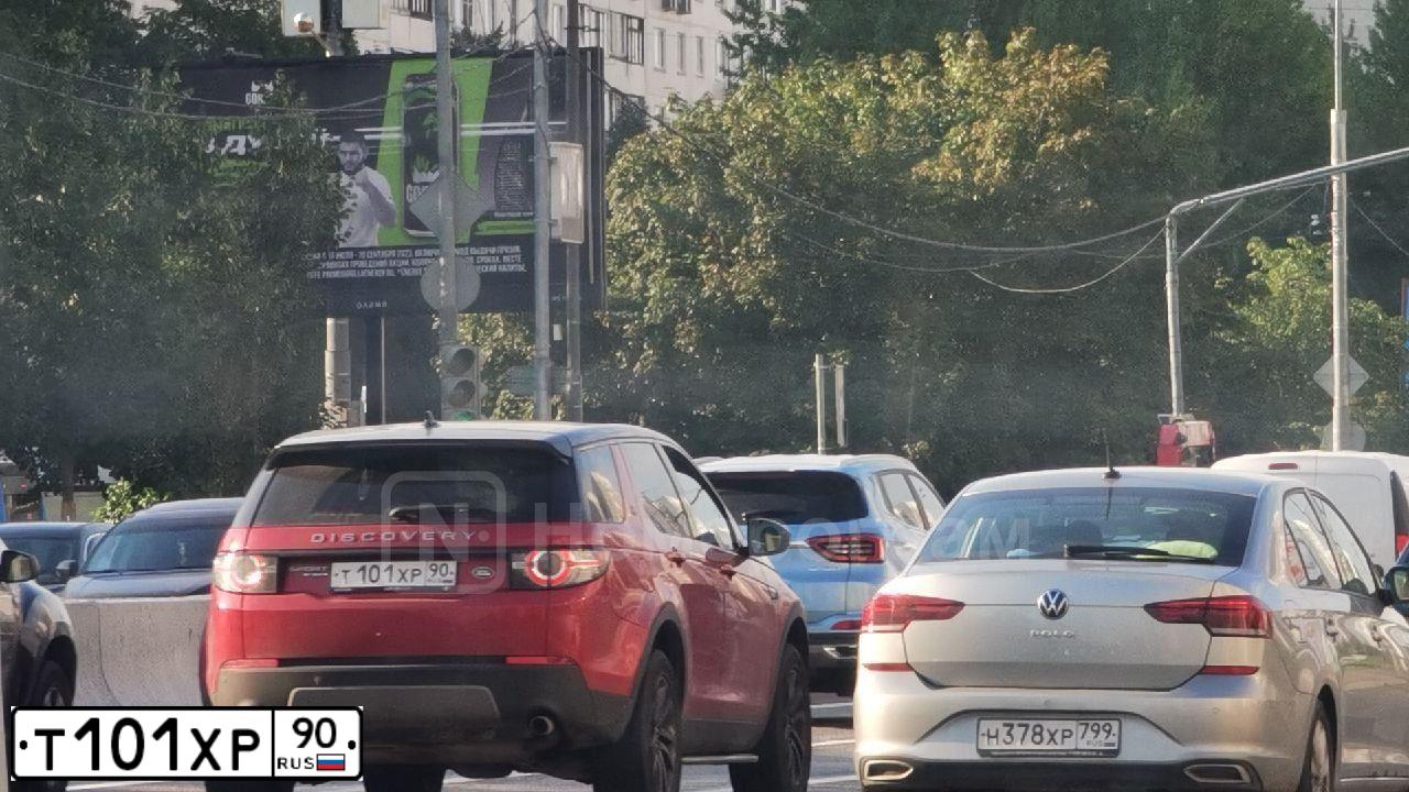 Фото автомобиля BMW X1, 2011 — госномер Н197УМ777. Цвет: КРАСНЫЙ МЕТАЛЛИК