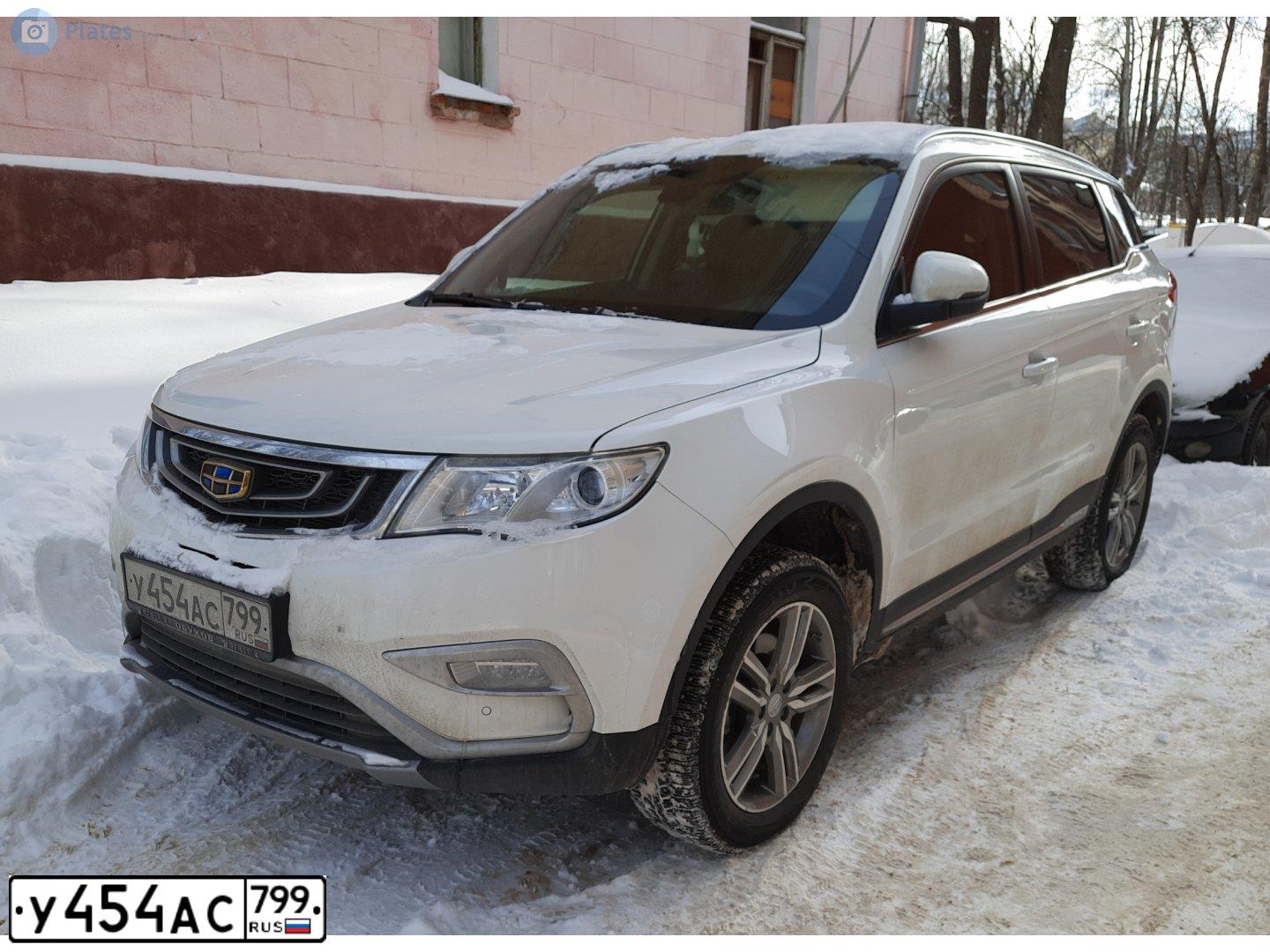 Фото автомобиля GEELY ATLAS, 2018 — госномер У454АС799. Цвет: БЕЛЫЙ