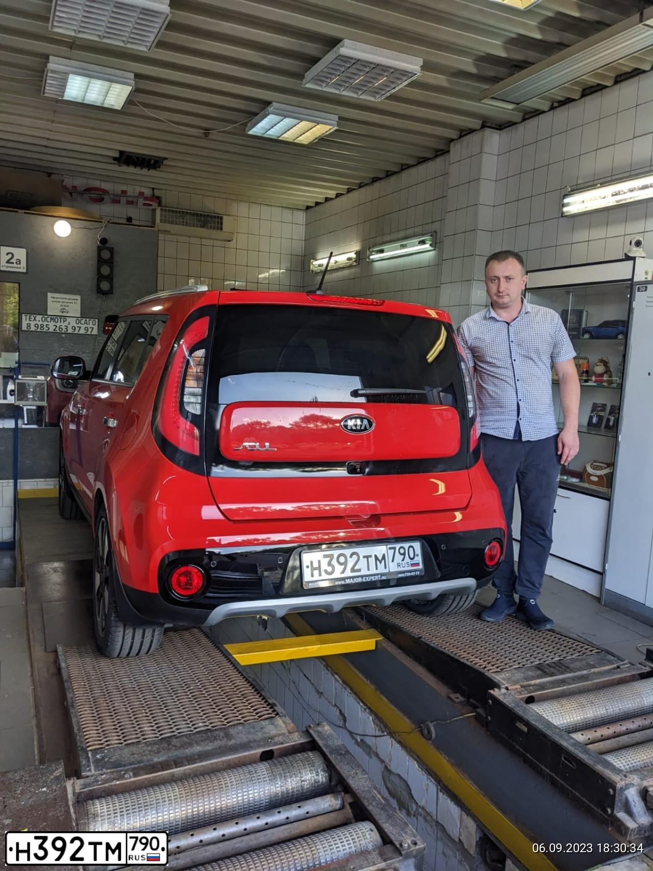 Фото автомобиля KIA SOUL, 2018 — госномер С422МО799. Цвет: Красный