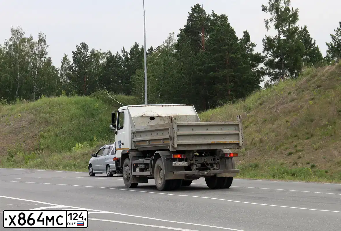 Фото автомобиля MAZ 5550 /4X2/, 2014 — госномер Х864МС124. Цвет: Белый