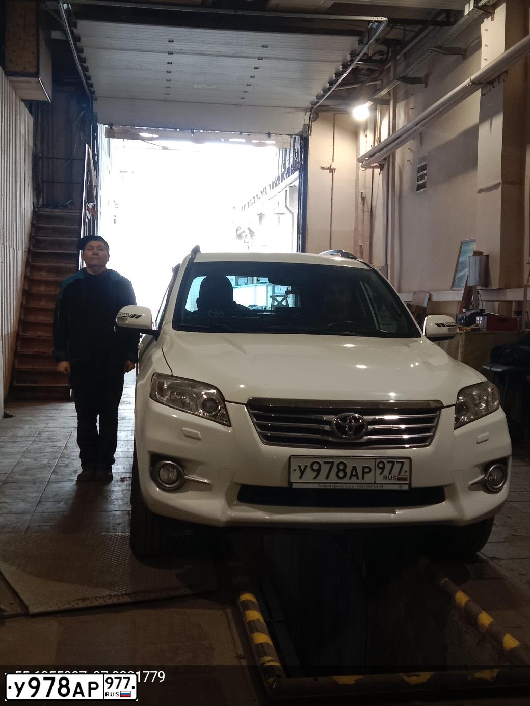 Фото автомобиля TOYOTA RAV4, 2011 — госномер У978АР977. Цвет: Белый