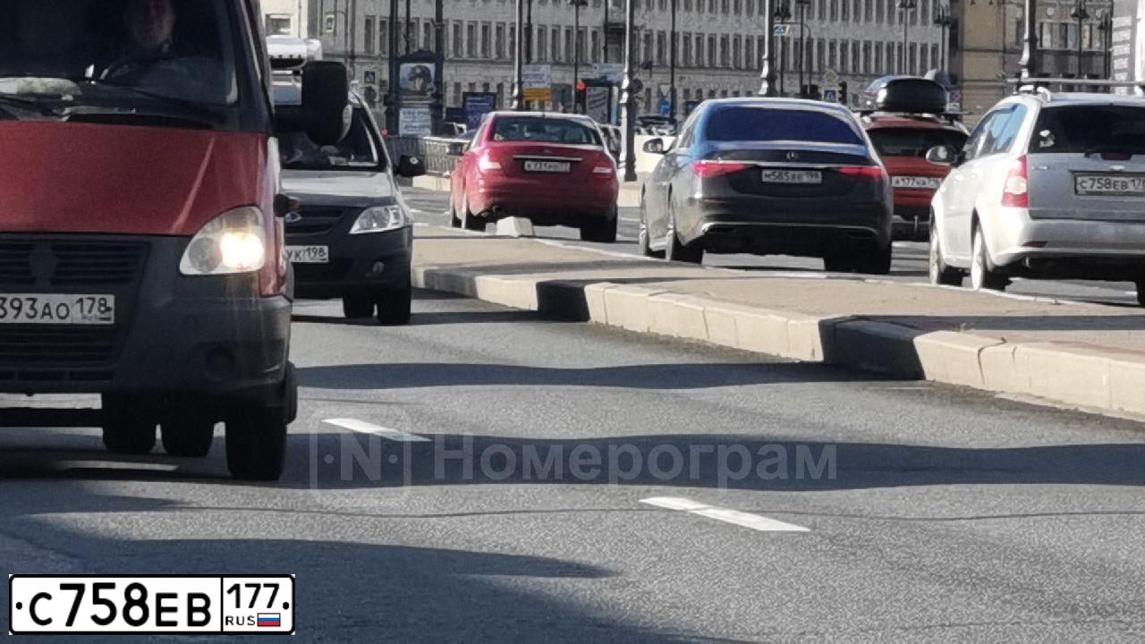 Фото автомобиля TOYOTA AVENSIS, 2006 — госномер Е756ХС790. Цвет: Темно-зеленый