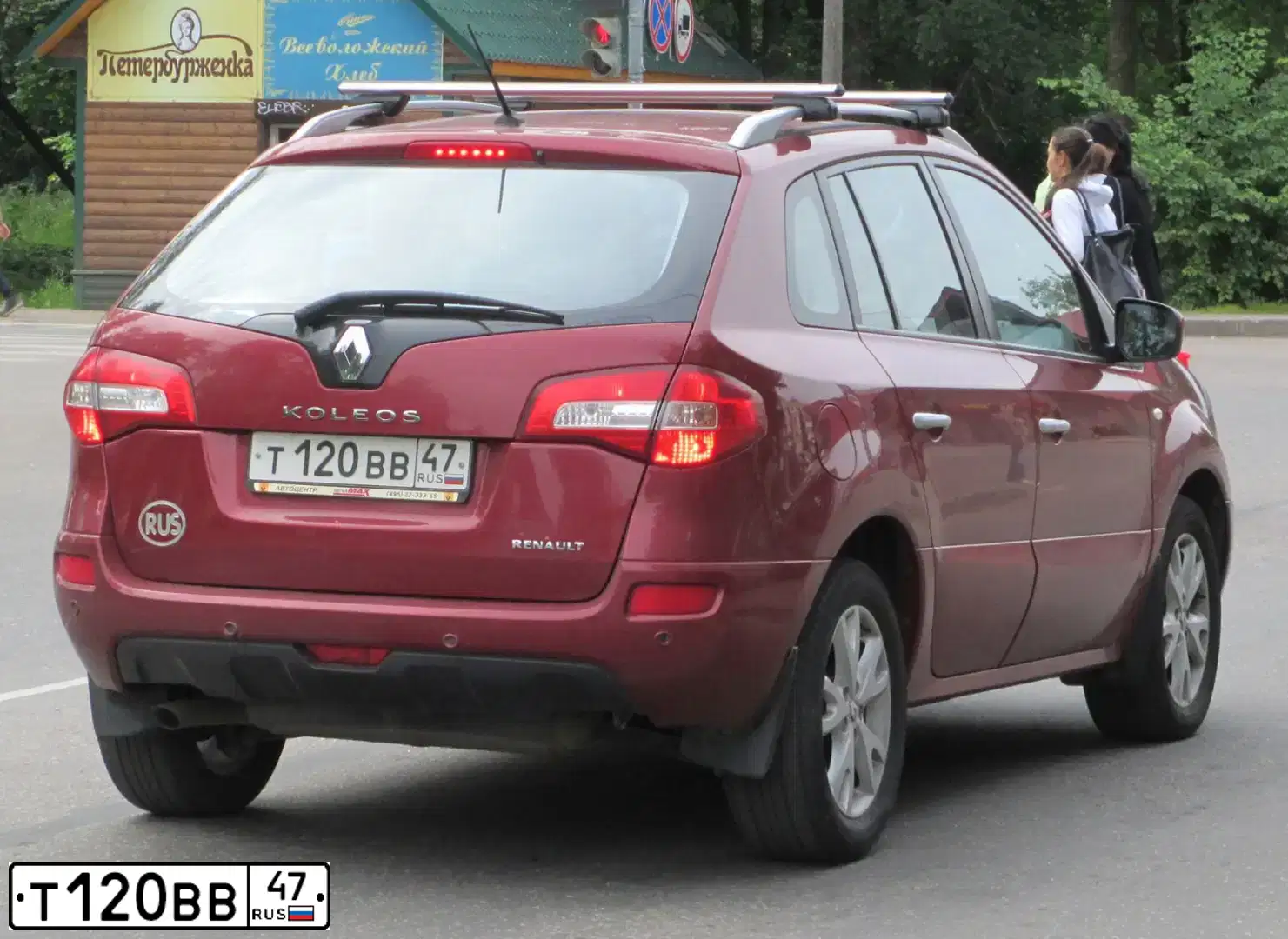 Фото автомобиля RENAULT KOLEOS, 2009 — госномер Н772УЕ134. Цвет: Красный